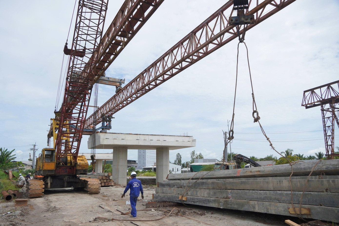 Gấp rút thi công 2 dự án cao tốc trục dọc, trục ngang ở miền Tây - Ảnh 3