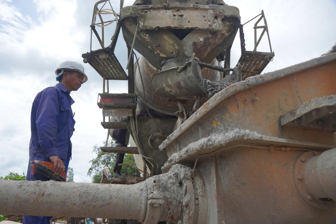 Gấp rút thi công 2 dự án cao tốc trục dọc, trục ngang ở miền Tây - Ảnh 4