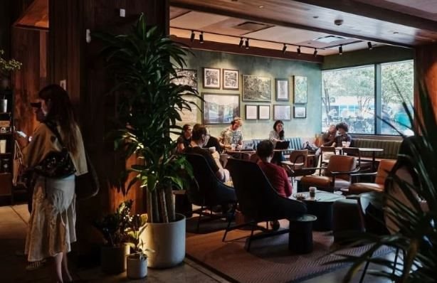 Chưa từng có trong lịch sử Starbucks: 200.000 nhân viên được tái cải tổ bài bản từ câu chào, 4 phút đã pha xong đồ uống, 95% đơn online giao đúng hẹn - Ảnh 2