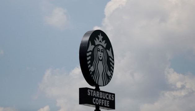 Chưa từng có trong lịch sử Starbucks: 200.000 nhân viên được tái cải tổ bài bản từ câu chào, 4 phút đã pha xong đồ uống, 95% đơn online giao đúng hẹn - Ảnh 1