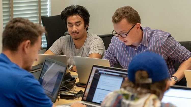 Nước Mỹ đau đầu vì quá nhiều sinh viên thất nghiệp: Giấc mơ đại học tan vỡ vì tấm bằng mất giá - Ảnh 2