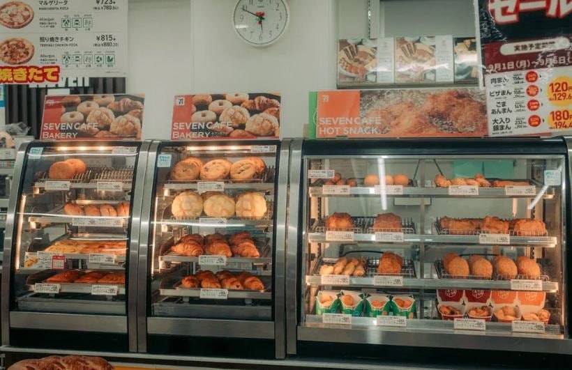 'Báu vật quốc gia' của Nhật Bản: Chuỗi 55.000 cửa hàng hoạt động 24/7 khắp cả nước, hàng triệu người dân tới mua sắm, thanh toán hóa đơn, gửi hàng - Ảnh 1