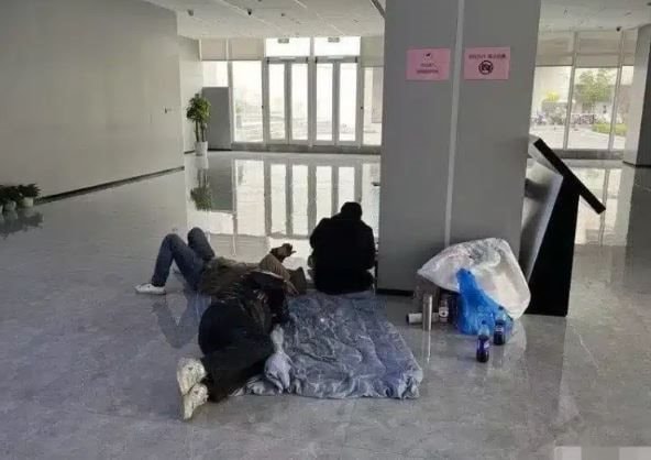 Lại thêm 1 hãng xe điện Trung Quốc sụp đổ: Nợ xấu 1,4 tỷ USD, doanh thu 'bốc hơi' 98%, nhân viên bị nợ lương đồng loạt biểu tình - Ảnh 2