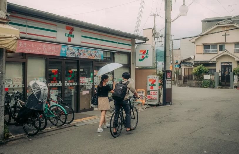 'Báu vật quốc gia' của Nhật Bản: Chuỗi 55.000 cửa hàng hoạt động 24/7 khắp cả nước, hàng triệu người dân tới mua sắm, thanh toán hóa đơn, gửi hàng - Ảnh 2