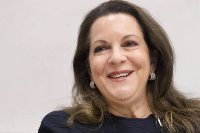 Không được thăng chức, người phụ nữ vay 2,3 tỷ USD mua lại công ty, sa thải sếp cũ - Ảnh 1