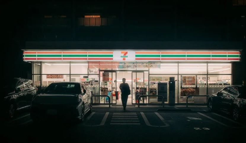 'Báu vật quốc gia' của Nhật Bản: Chuỗi 55.000 cửa hàng hoạt động 24/7 khắp cả nước, hàng triệu người dân tới mua sắm, thanh toán hóa đơn, gửi hàng - Ảnh 3