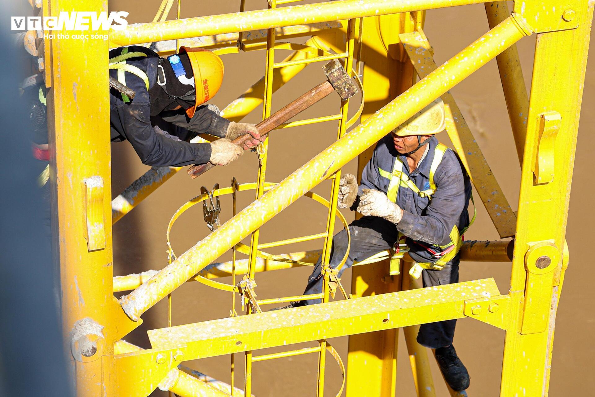 Diện mạo cầu Phong Châu nối hai bờ sông Hồng trước ngày thông xe - Ảnh 15