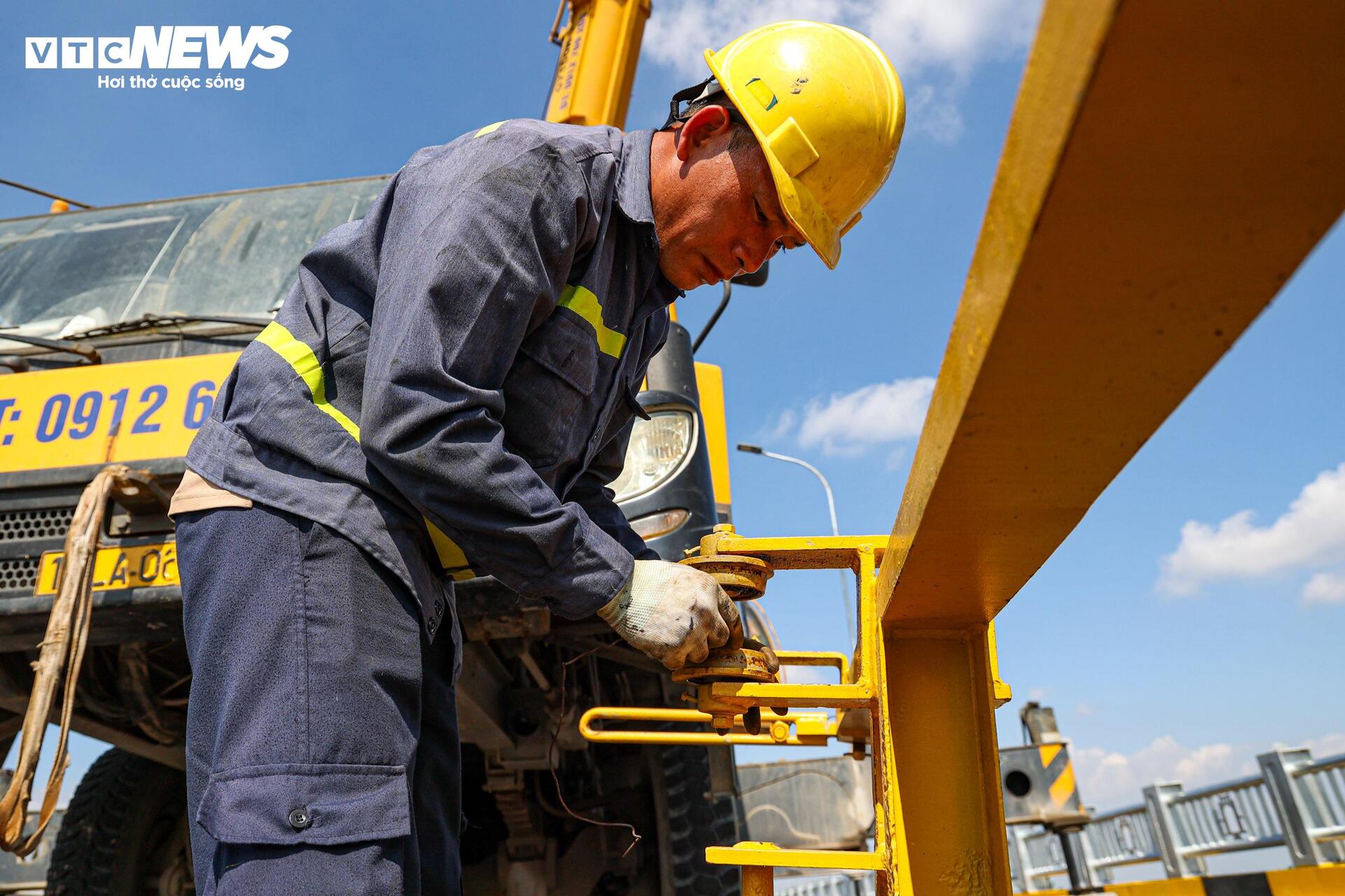 Diện mạo cầu Phong Châu nối hai bờ sông Hồng trước ngày thông xe - Ảnh 9