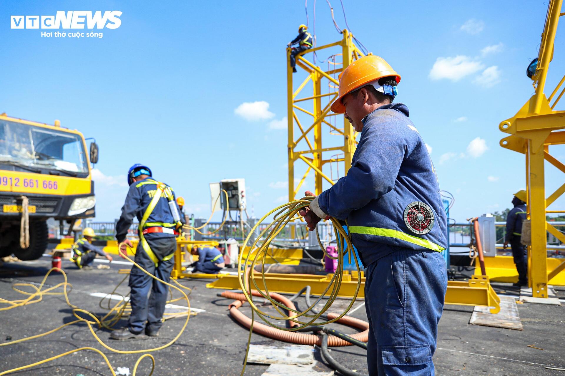 Diện mạo cầu Phong Châu nối hai bờ sông Hồng trước ngày thông xe - Ảnh 8