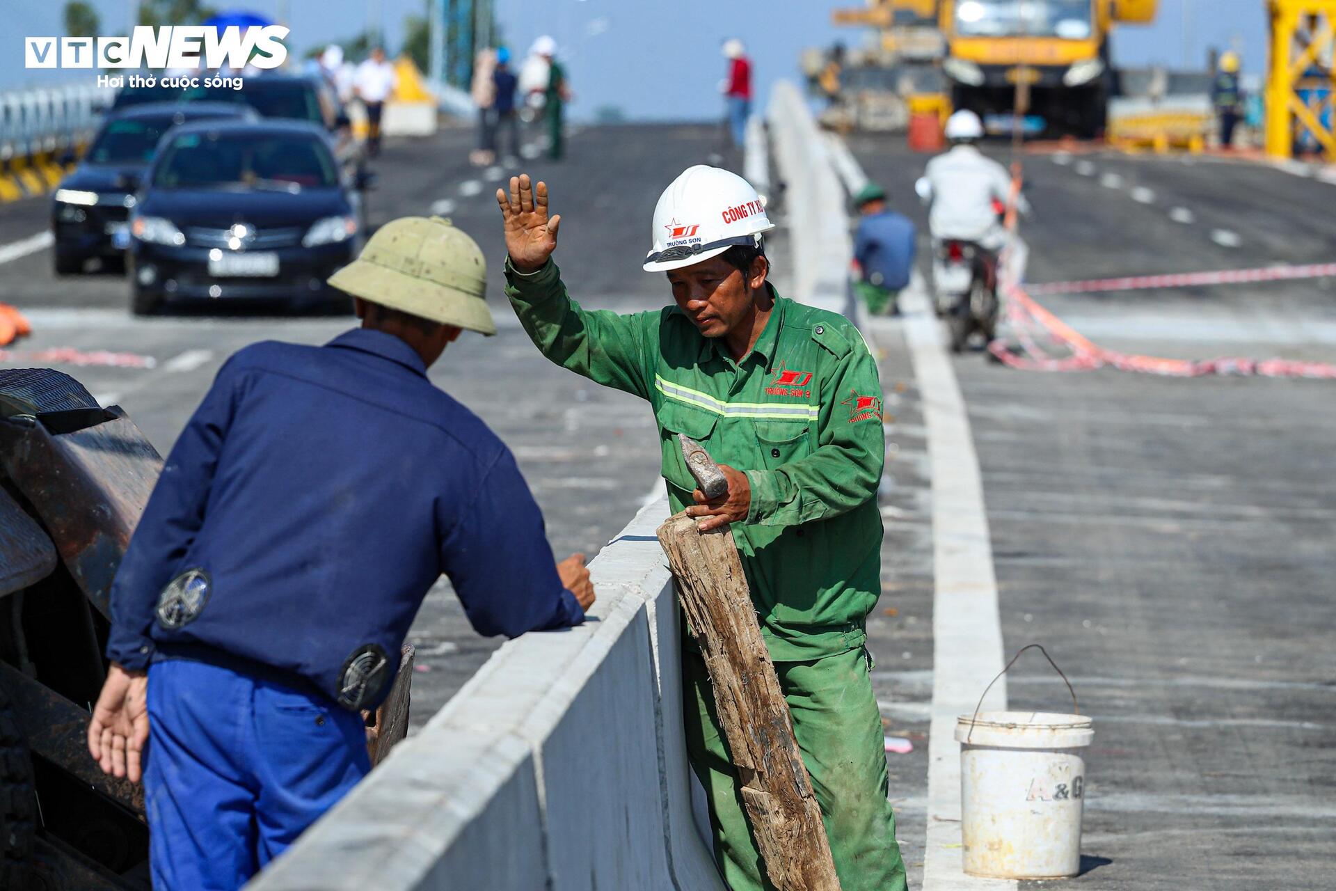 Diện mạo cầu Phong Châu nối hai bờ sông Hồng trước ngày thông xe - Ảnh 12