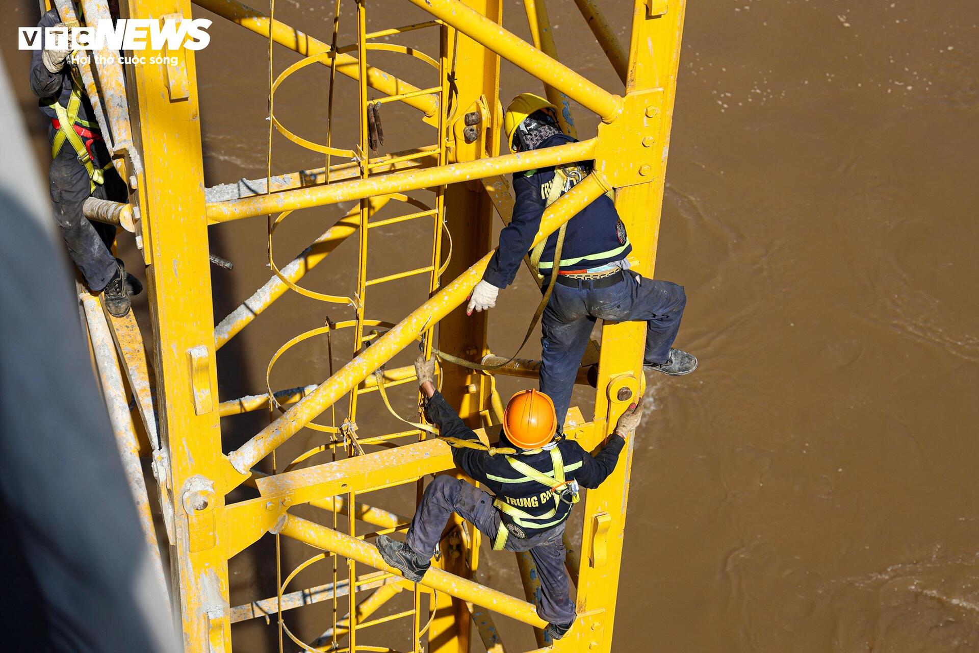 Diện mạo cầu Phong Châu nối hai bờ sông Hồng trước ngày thông xe - Ảnh 14