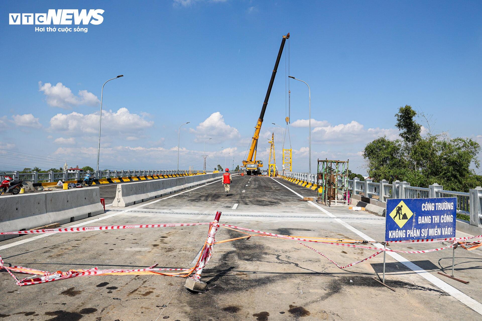 Diện mạo cầu Phong Châu nối hai bờ sông Hồng trước ngày thông xe - Ảnh 24
