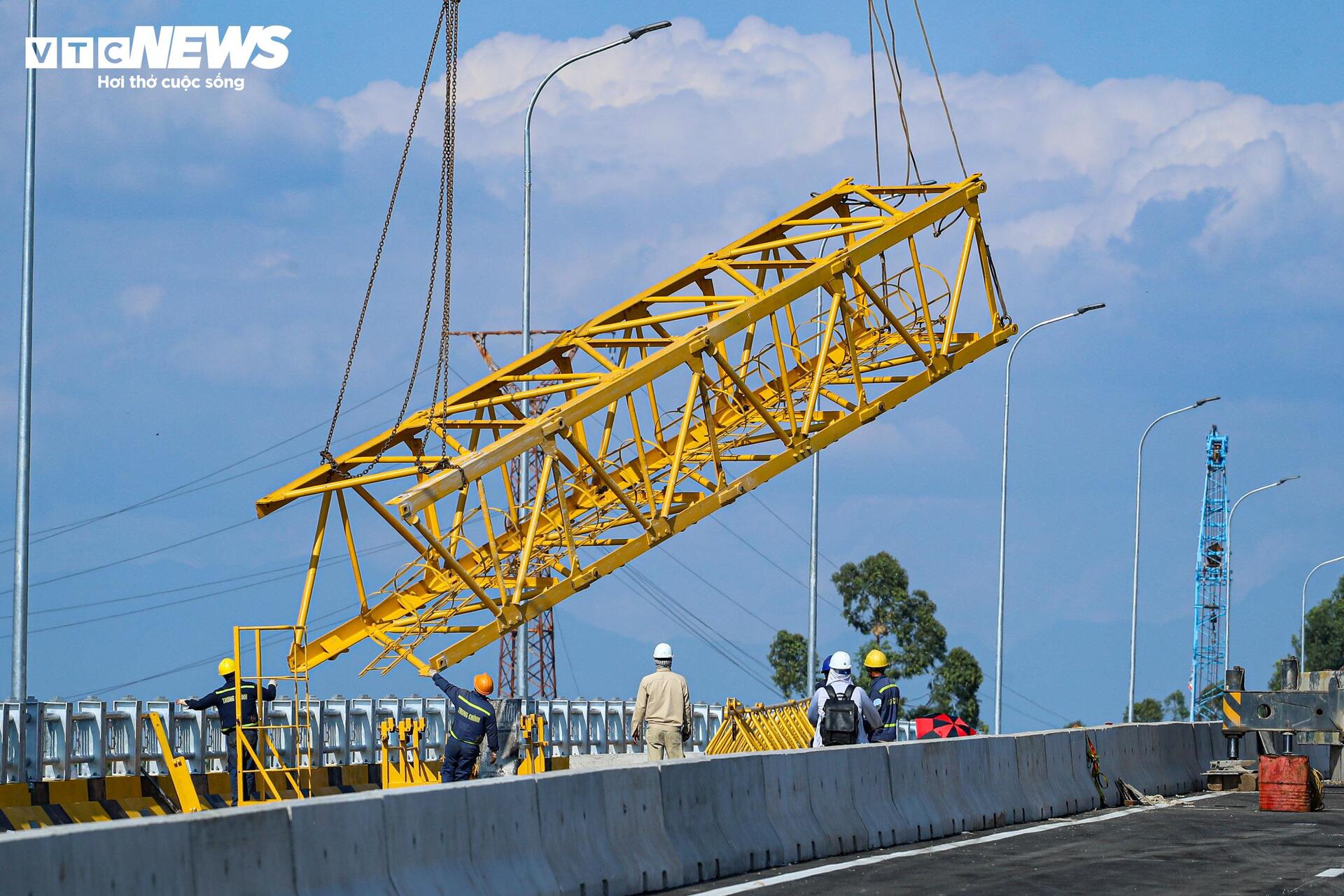 Diện mạo cầu Phong Châu nối hai bờ sông Hồng trước ngày thông xe - Ảnh 19