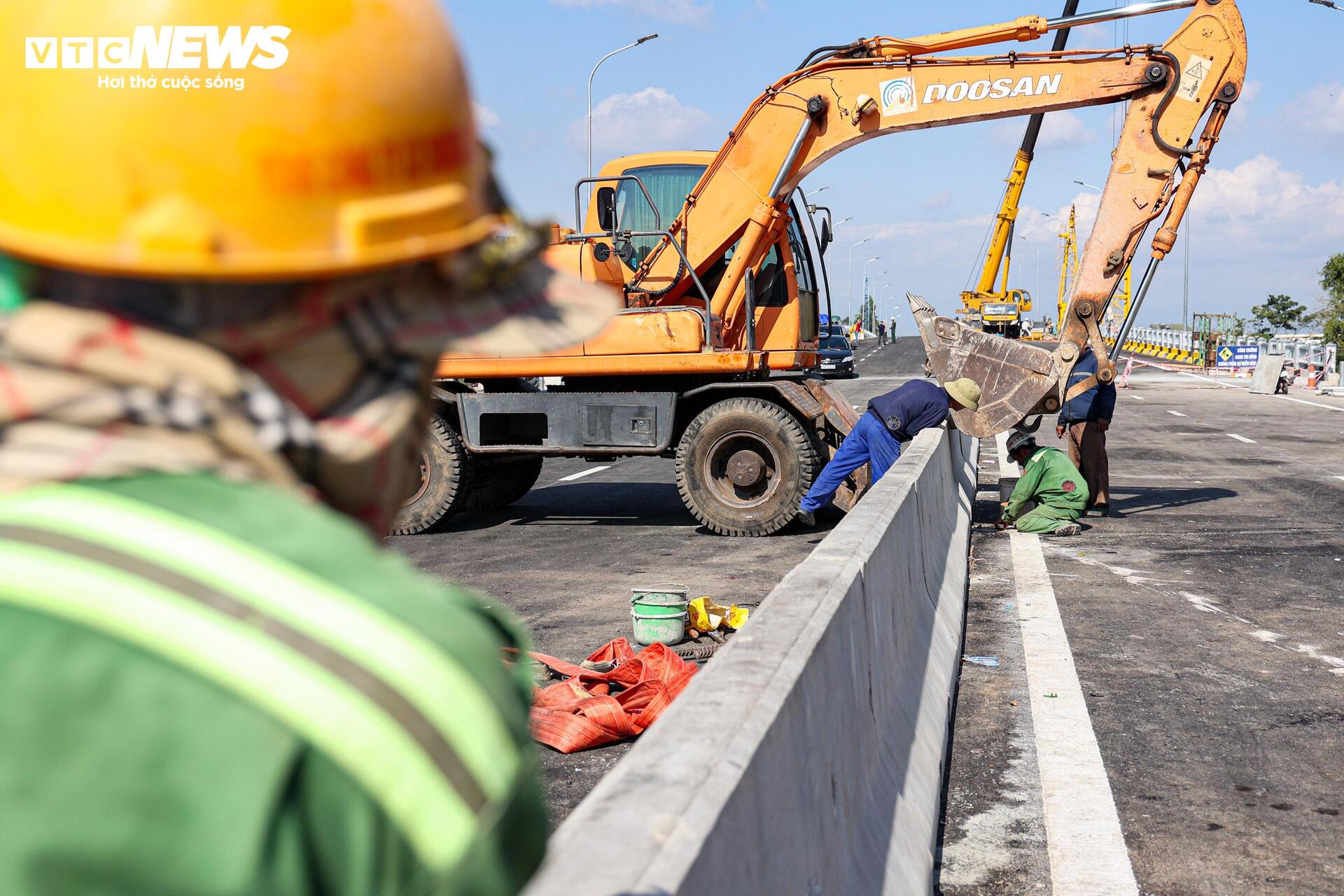 Diện mạo cầu Phong Châu nối hai bờ sông Hồng trước ngày thông xe - Ảnh 11