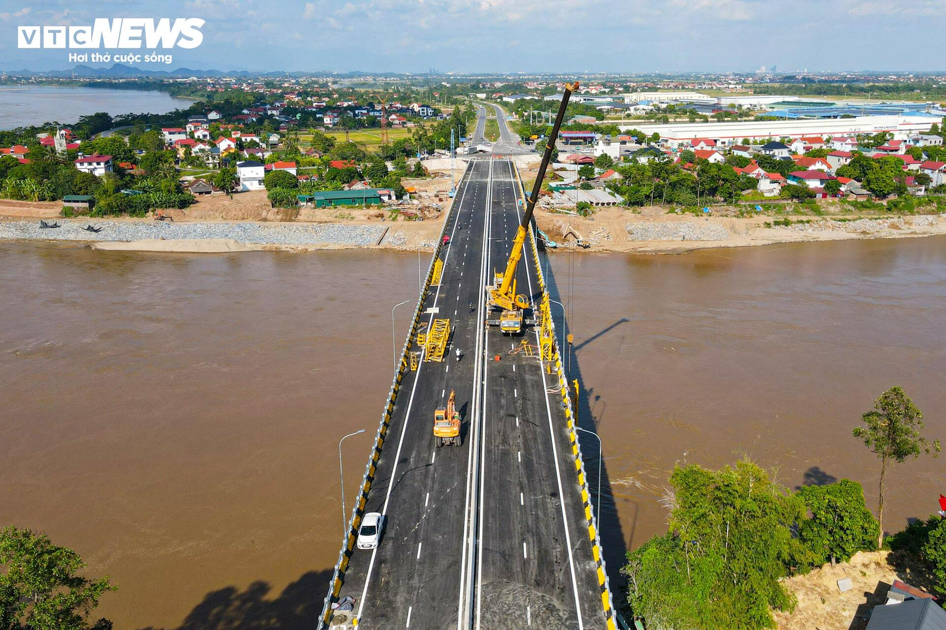 Diện mạo cầu Phong Châu nối hai bờ sông Hồng trước ngày thông xe - Ảnh 3