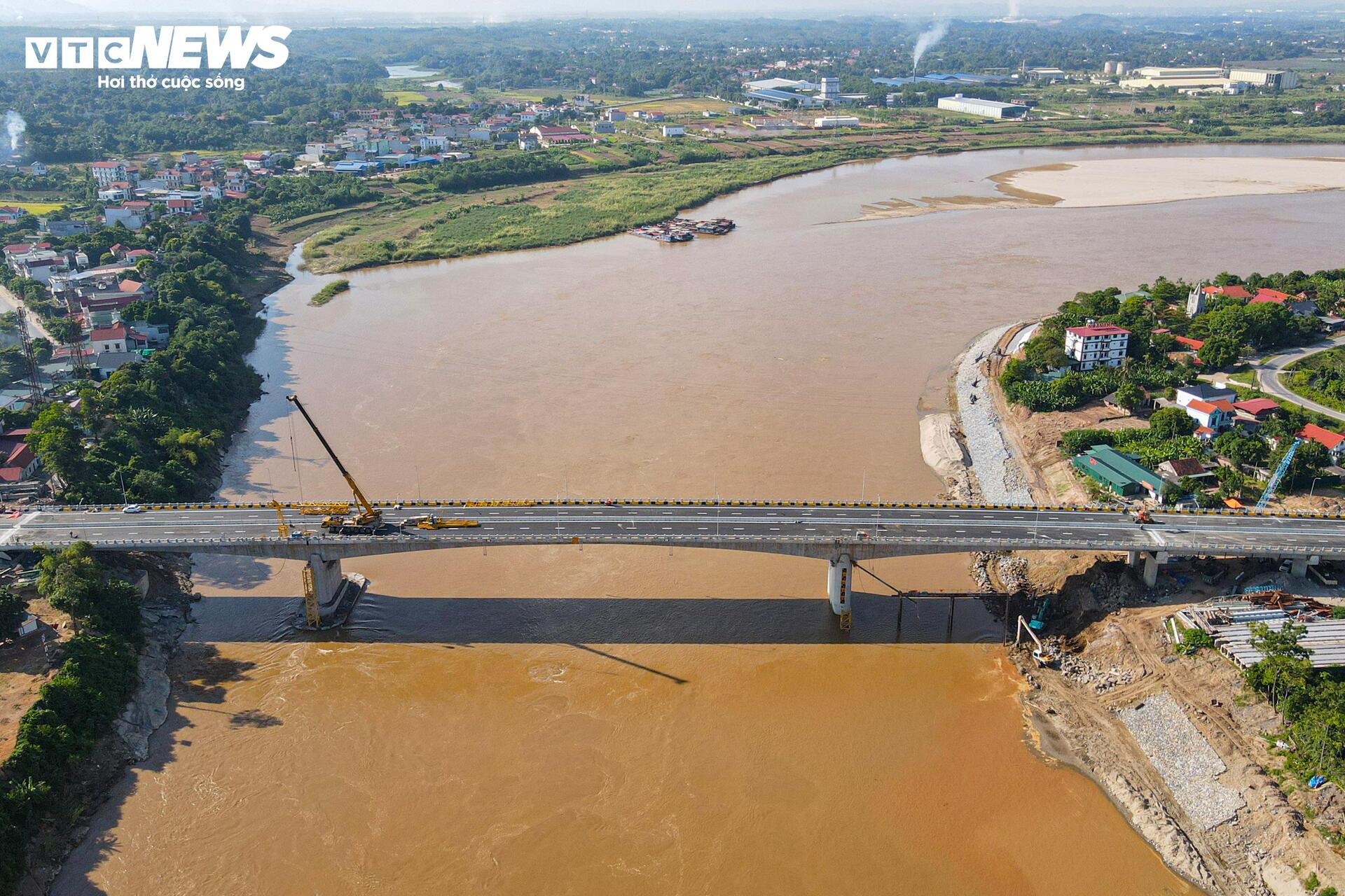 Diện mạo cầu Phong Châu nối hai bờ sông Hồng trước ngày thông xe - Ảnh 1