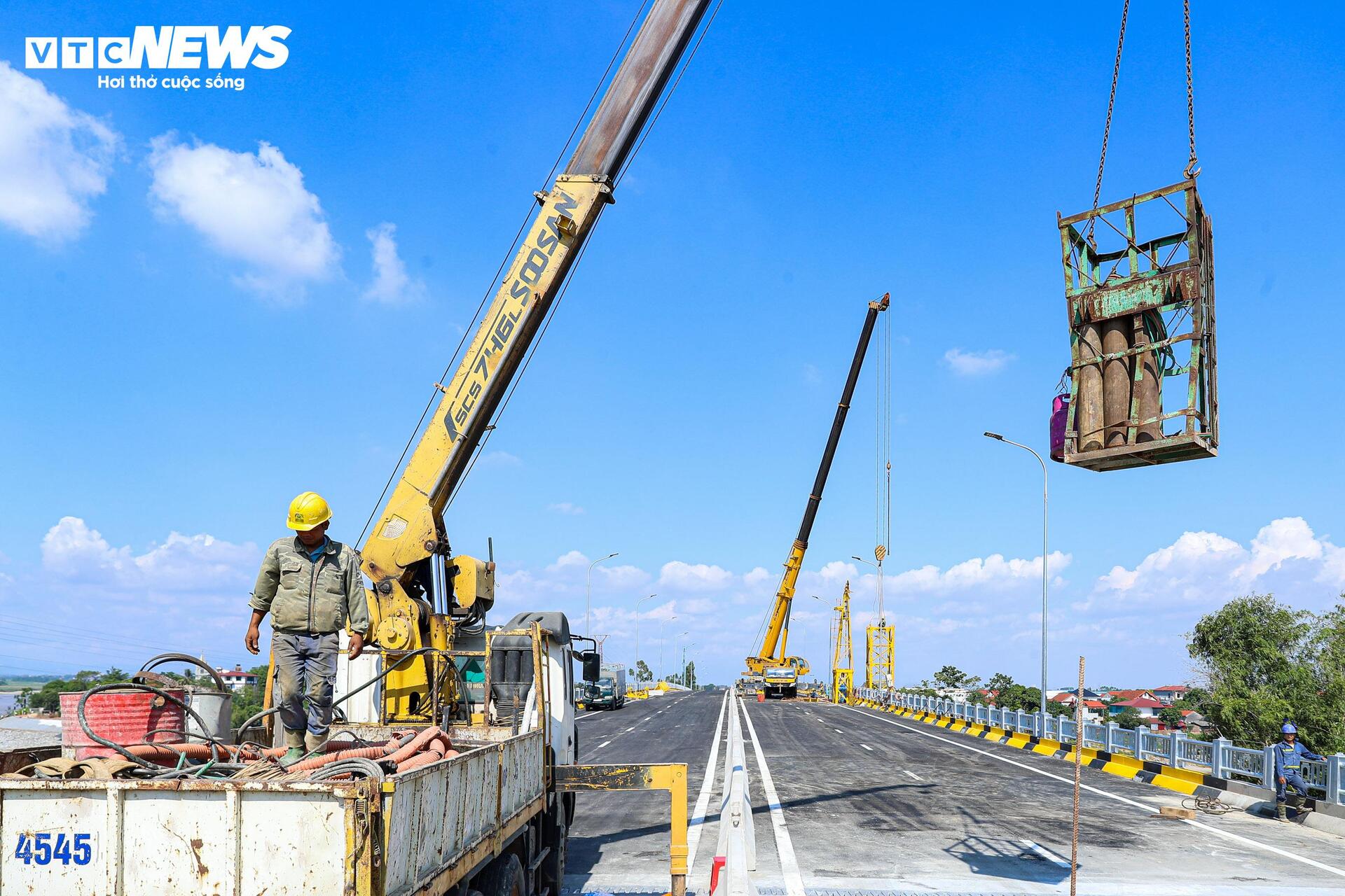 Diện mạo cầu Phong Châu nối hai bờ sông Hồng trước ngày thông xe - Ảnh 18