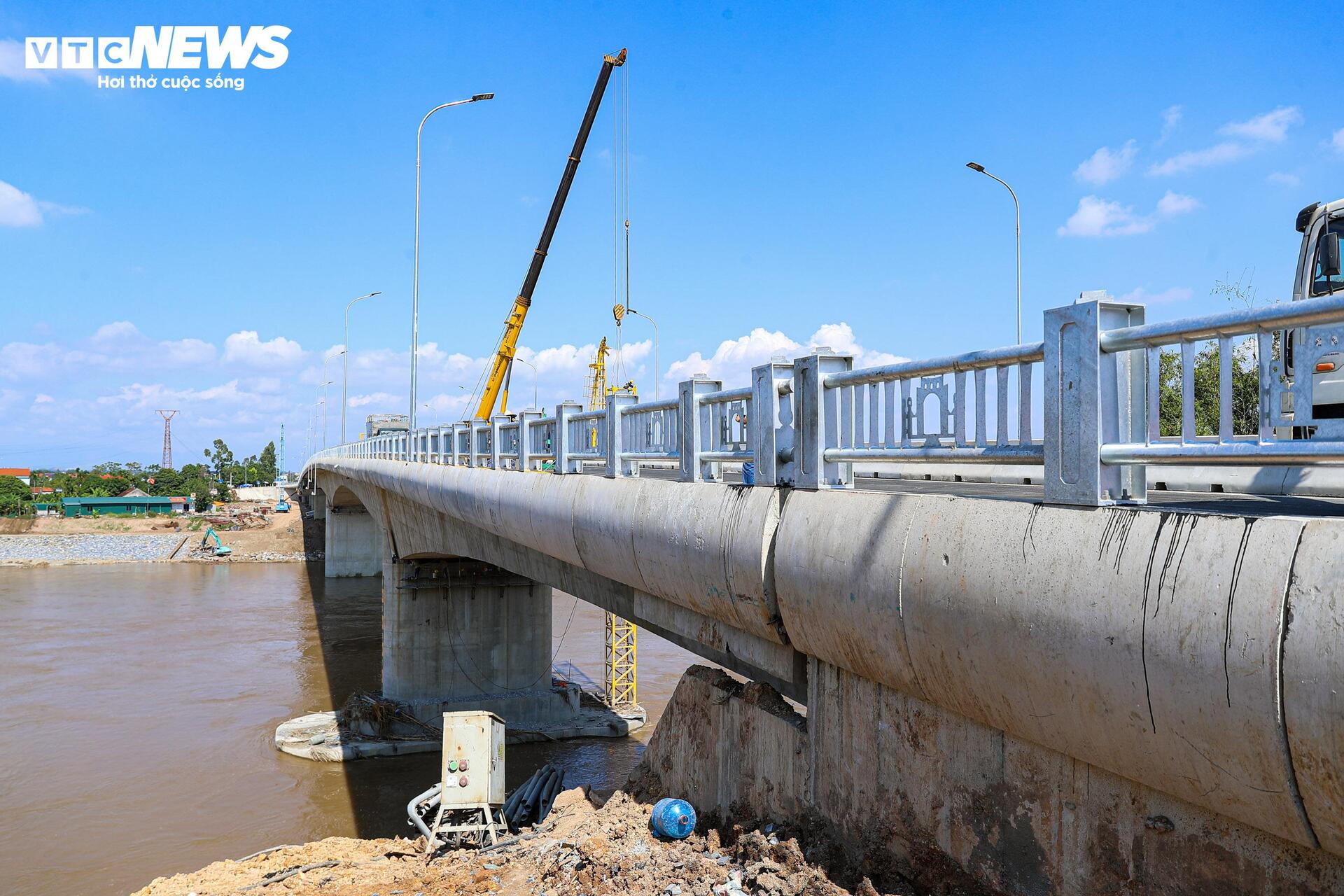 Diện mạo cầu Phong Châu nối hai bờ sông Hồng trước ngày thông xe - Ảnh 6