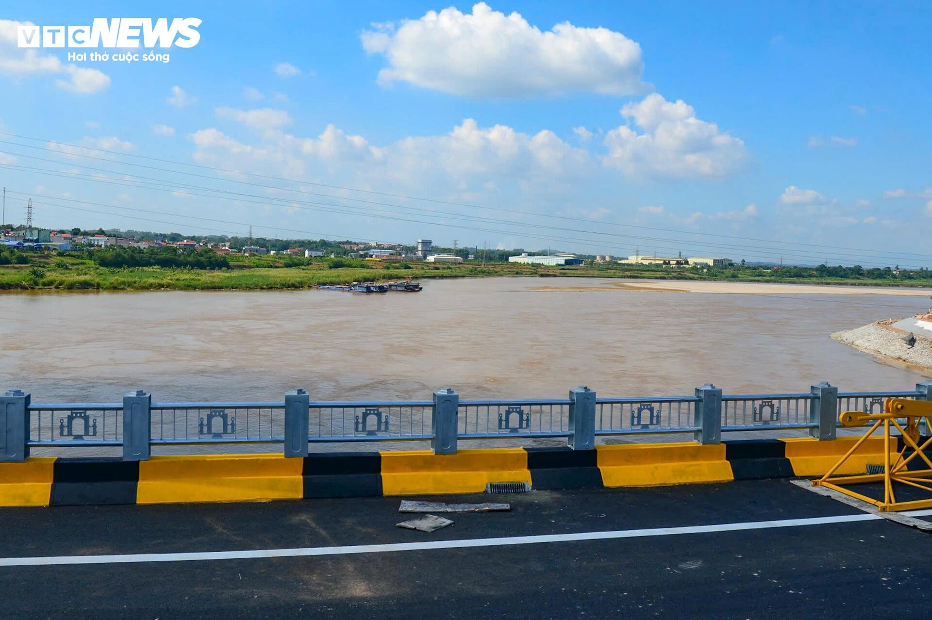 Diện mạo cầu Phong Châu nối hai bờ sông Hồng trước ngày thông xe - Ảnh 17