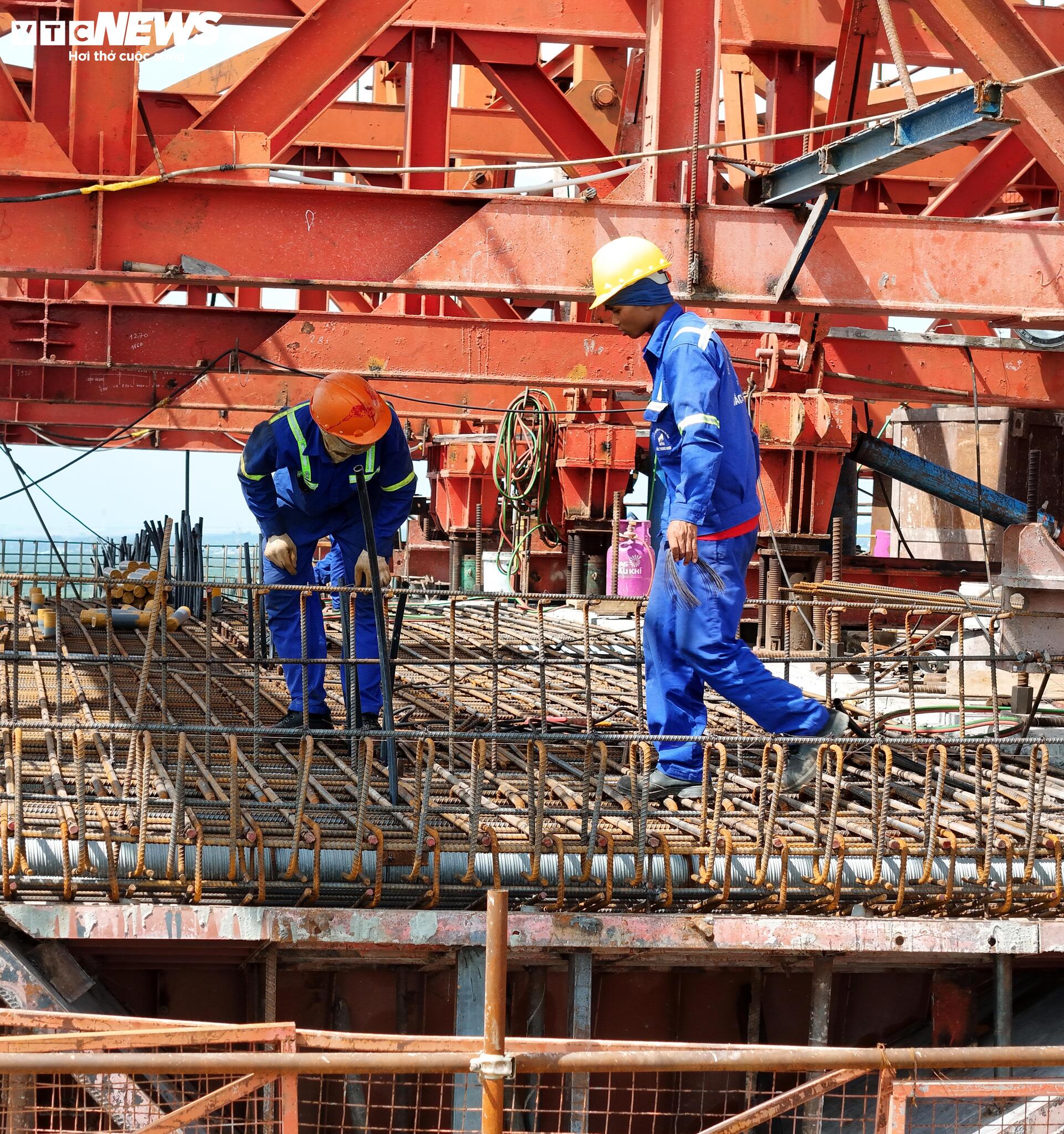 Cận cảnh công trường cầu gần 4.900 tỷ nối TP.HCM với Đồng Nai - Ảnh 4