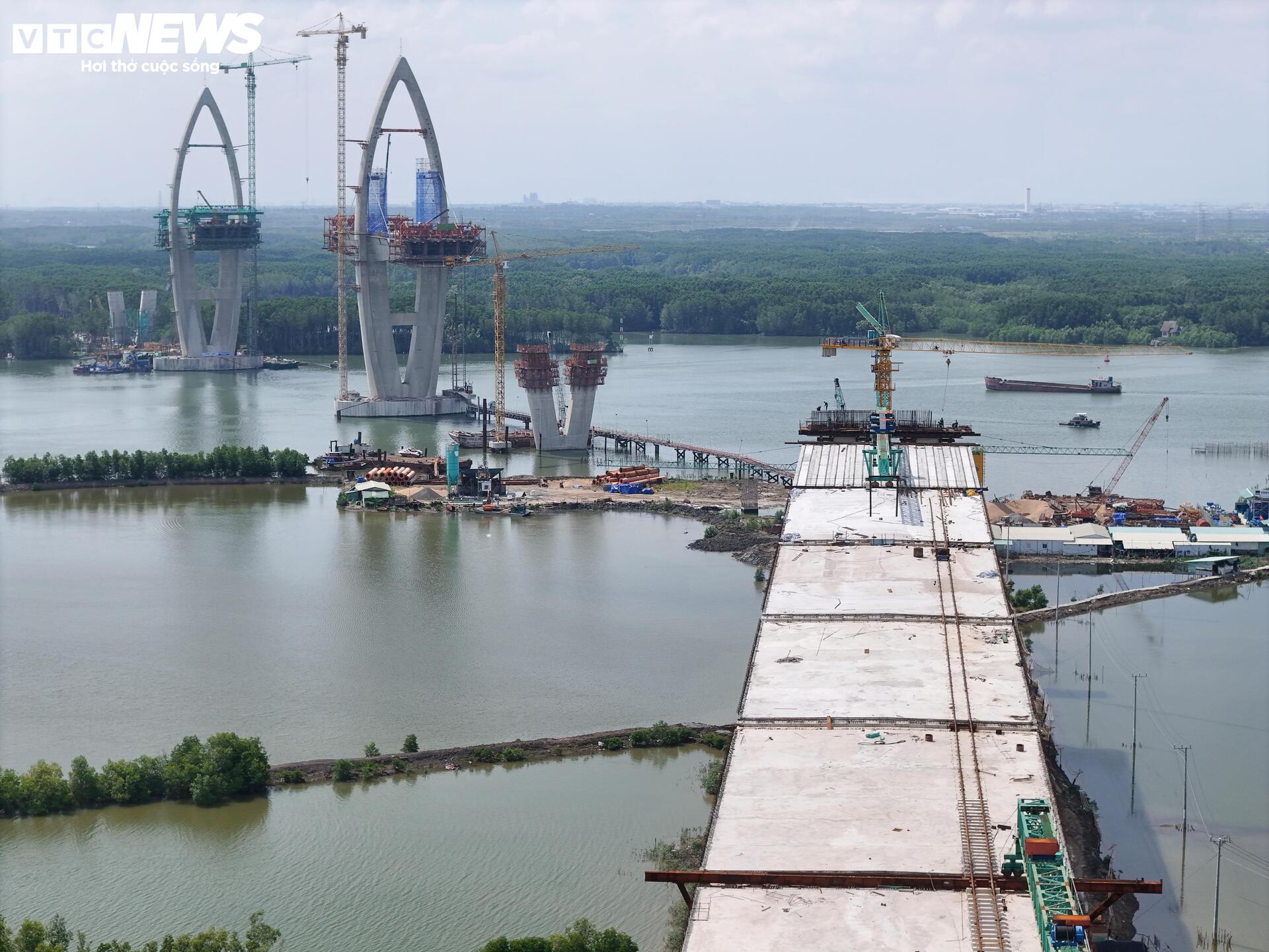 Cận cảnh công trường cầu gần 4.900 tỷ nối TP.HCM với Đồng Nai - Ảnh 3