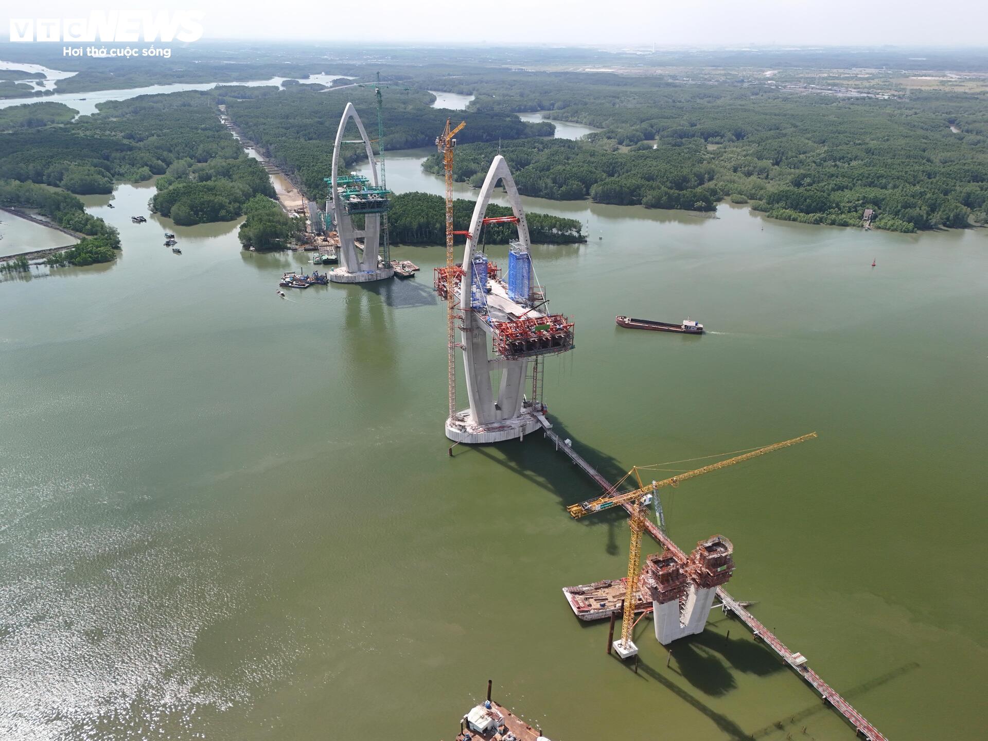 Cận cảnh công trường cầu gần 4.900 tỷ nối TP.HCM với Đồng Nai - Ảnh 10