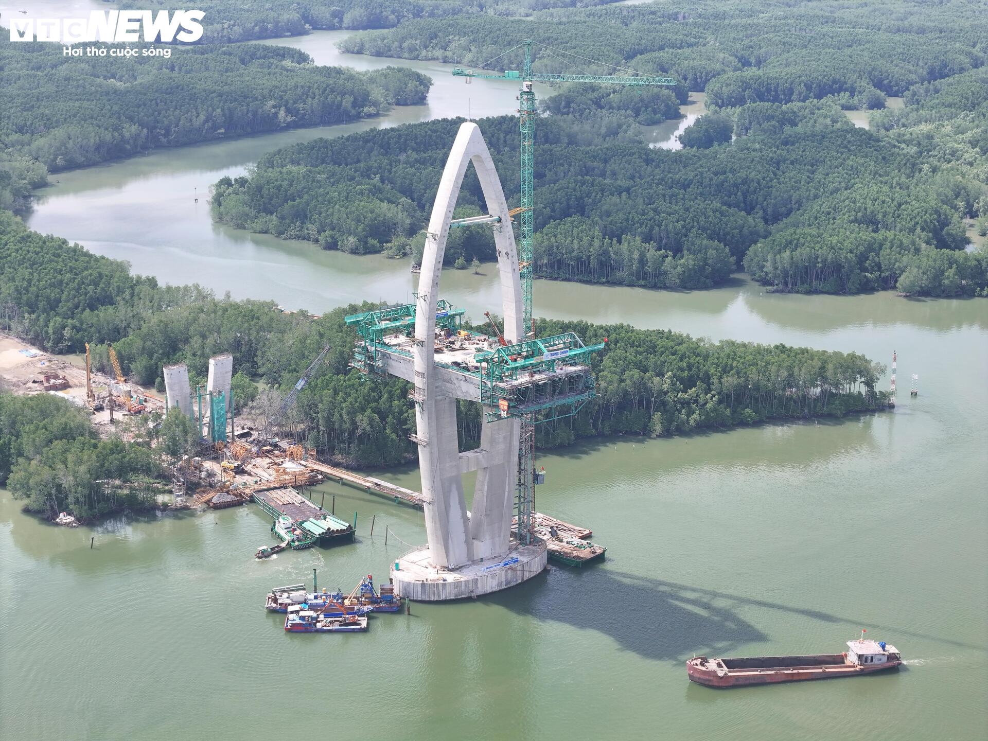 Cận cảnh công trường cầu gần 4.900 tỷ nối TP.HCM với Đồng Nai - Ảnh 9