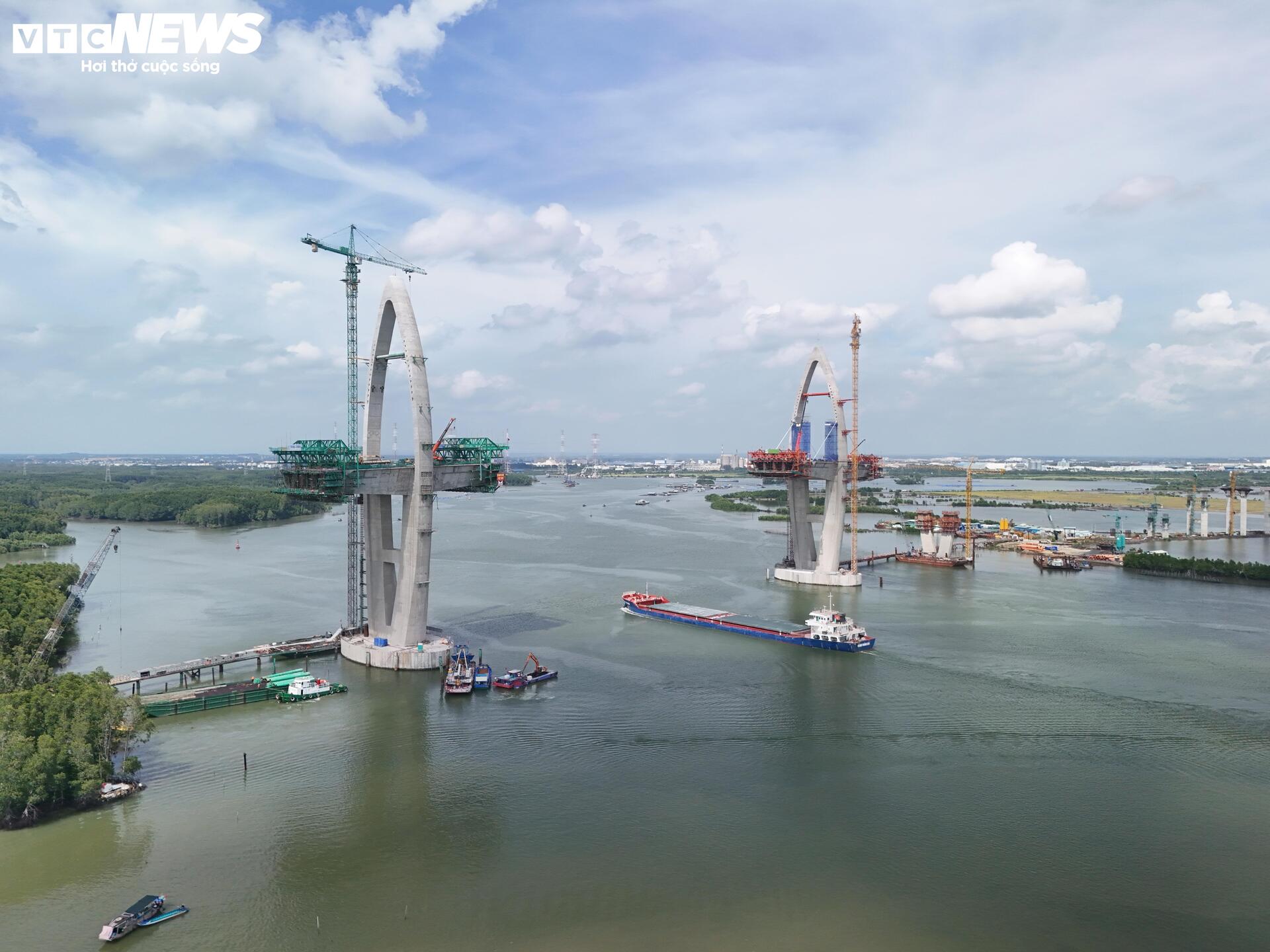 Cận cảnh công trường cầu gần 4.900 tỷ nối TP.HCM với Đồng Nai - Ảnh 13