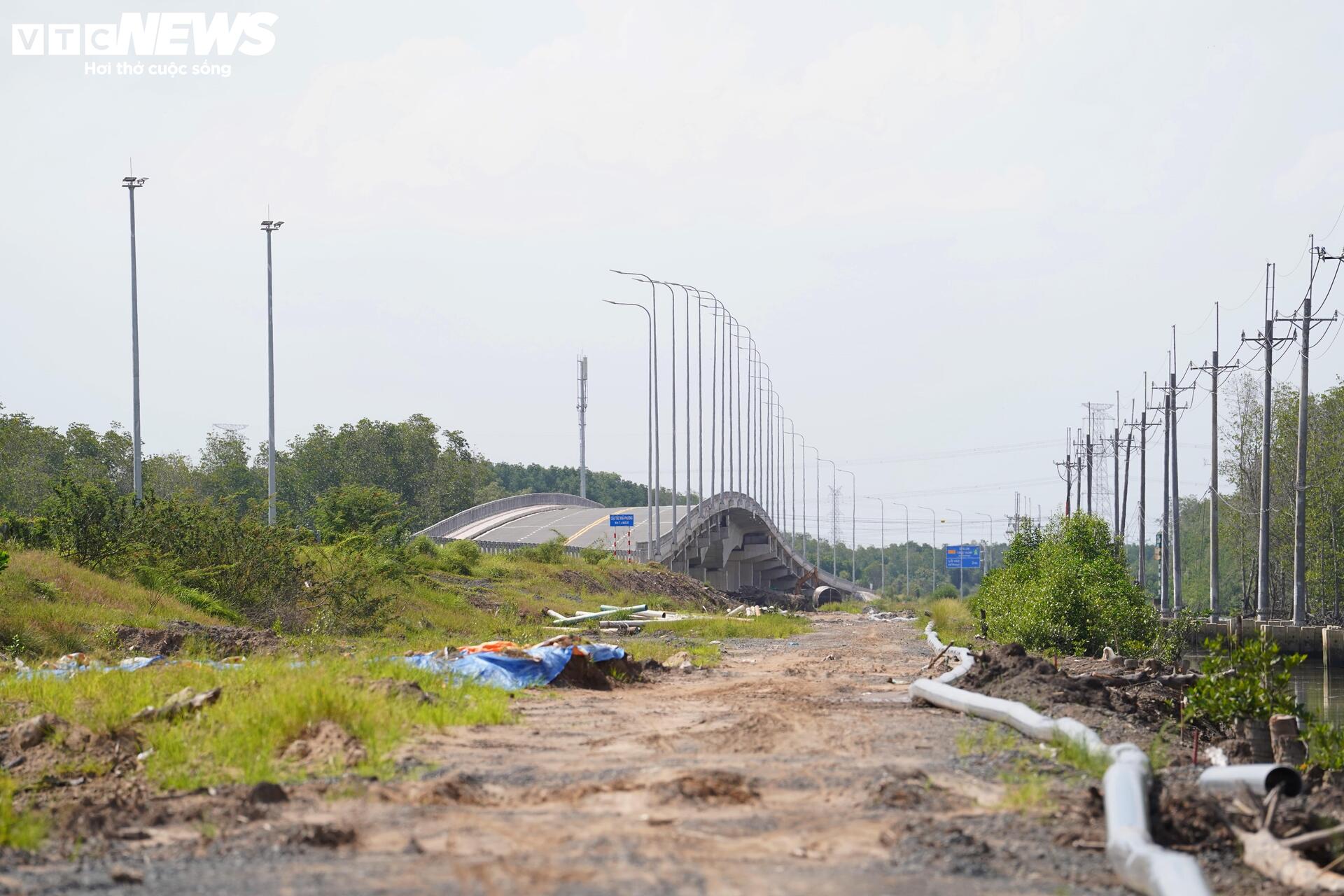 Cận cảnh công trường cầu gần 4.900 tỷ nối TP.HCM với Đồng Nai - Ảnh 12