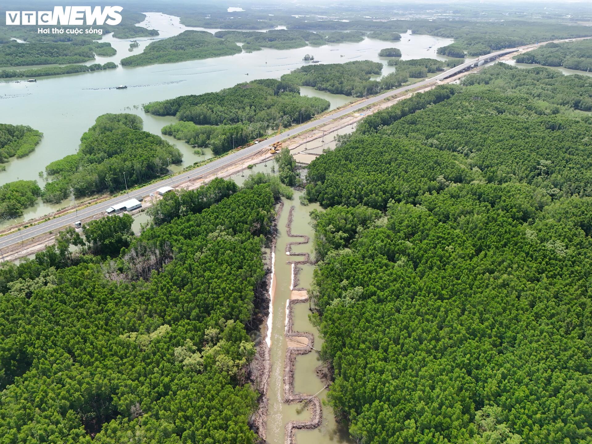 Cận cảnh công trường cầu gần 4.900 tỷ nối TP.HCM với Đồng Nai - Ảnh 11