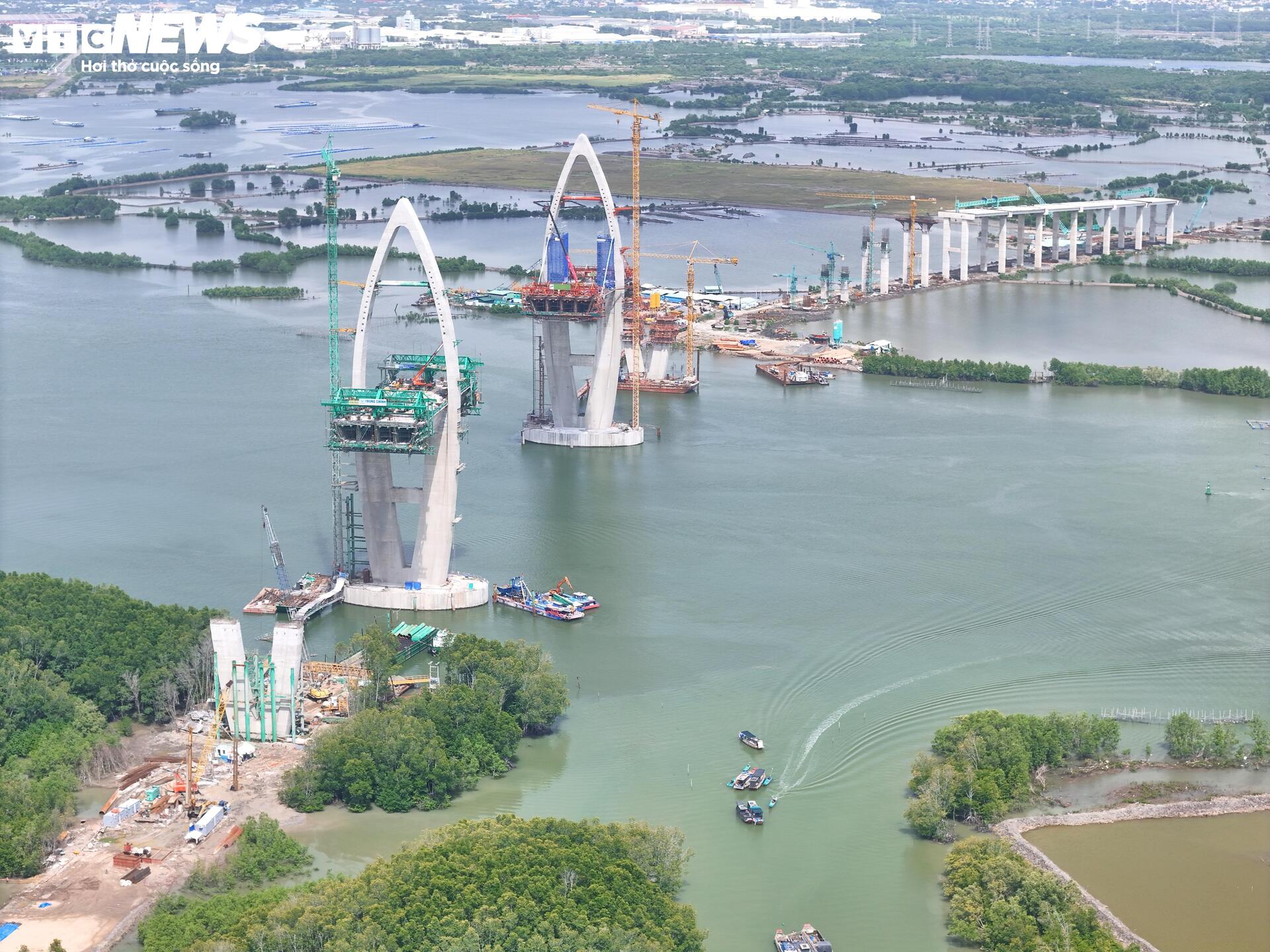 Cận cảnh công trường cầu gần 4.900 tỷ nối TP.HCM với Đồng Nai - Ảnh 2