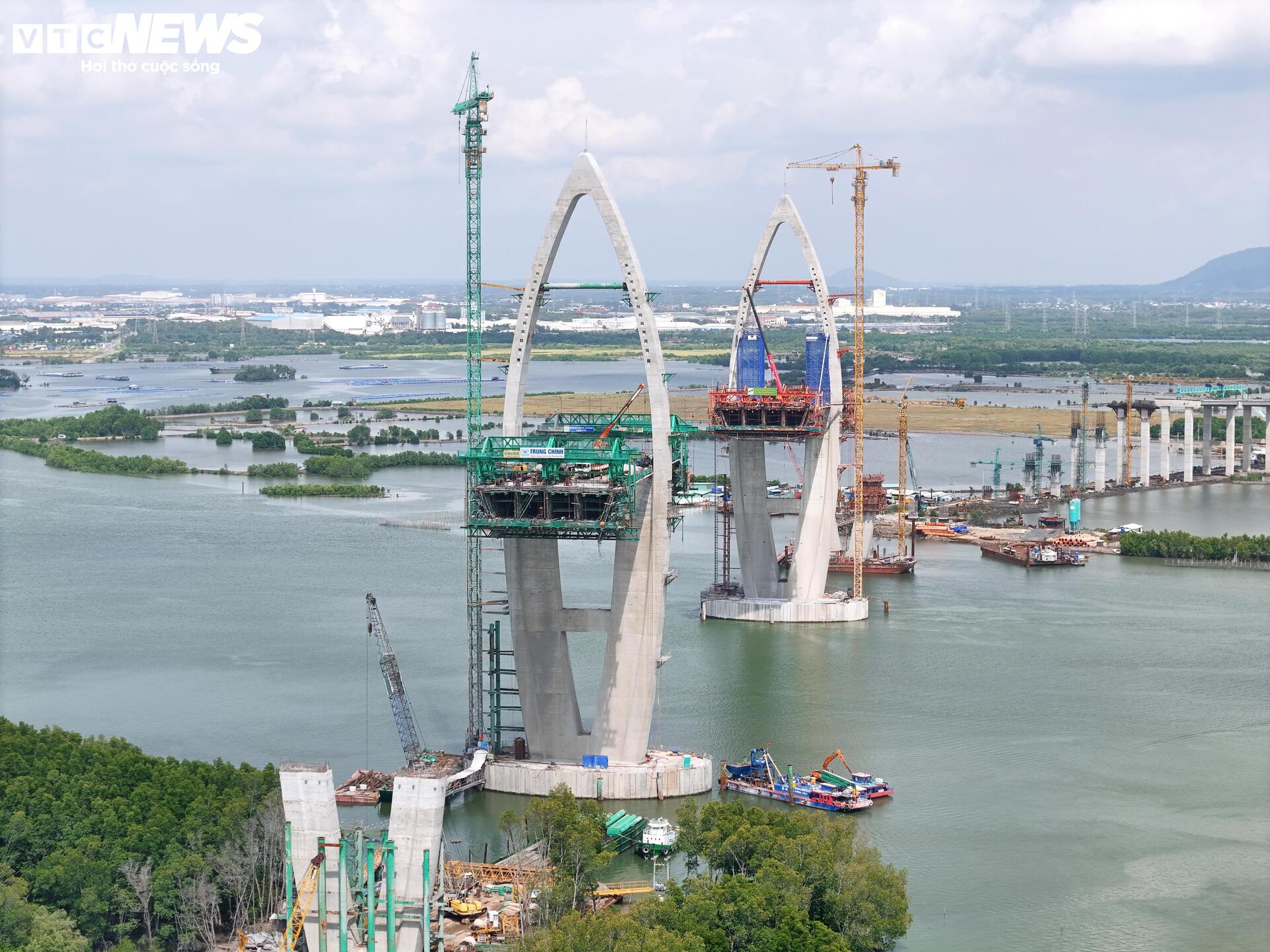Cận cảnh công trường cầu gần 4.900 tỷ nối TP.HCM với Đồng Nai - Ảnh 8