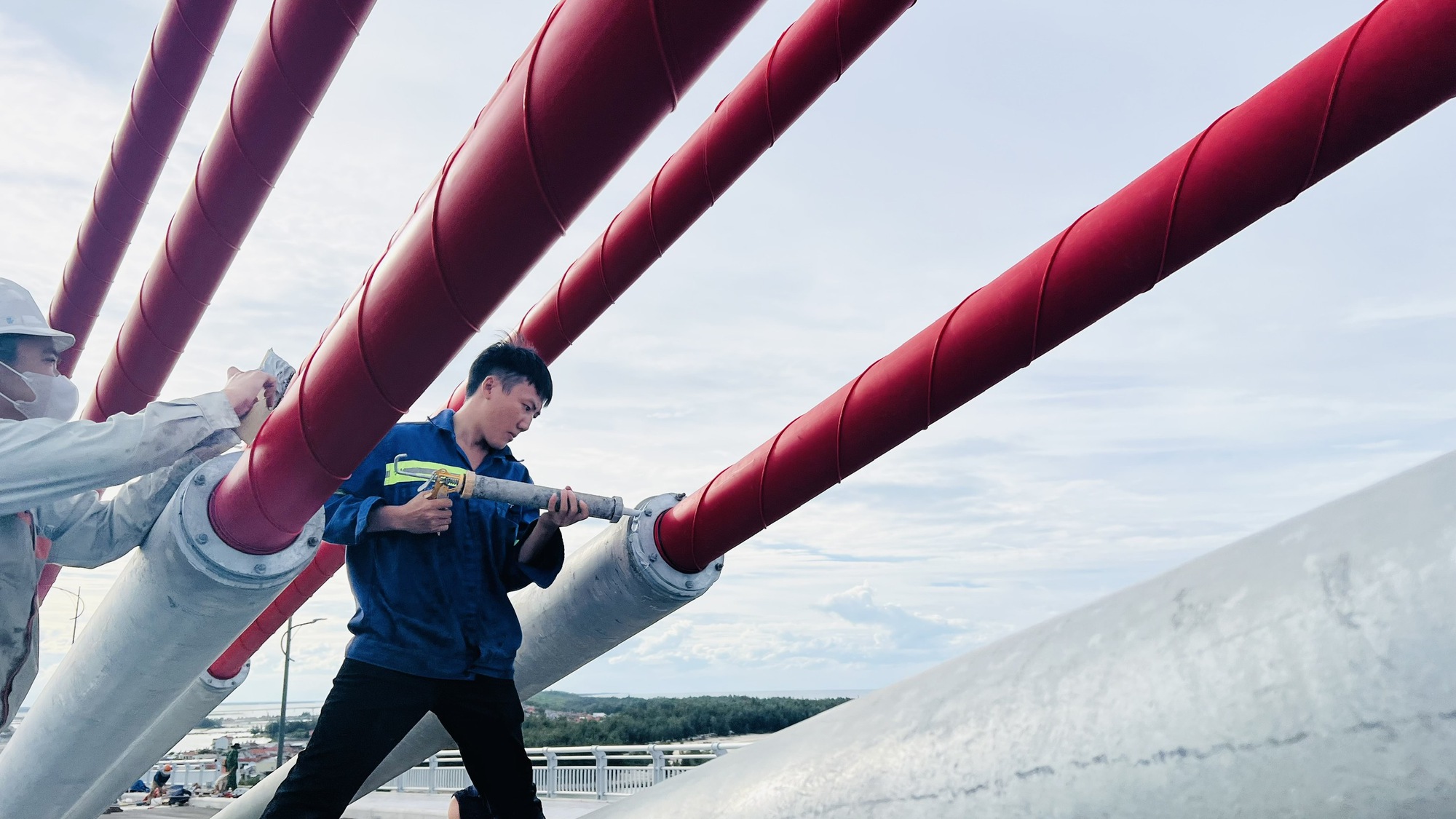 Chậm tiến độ 9 tháng, cầu vượt cửa biển lớn nhất miền Trung bây giờ ra sao? - Ảnh 3