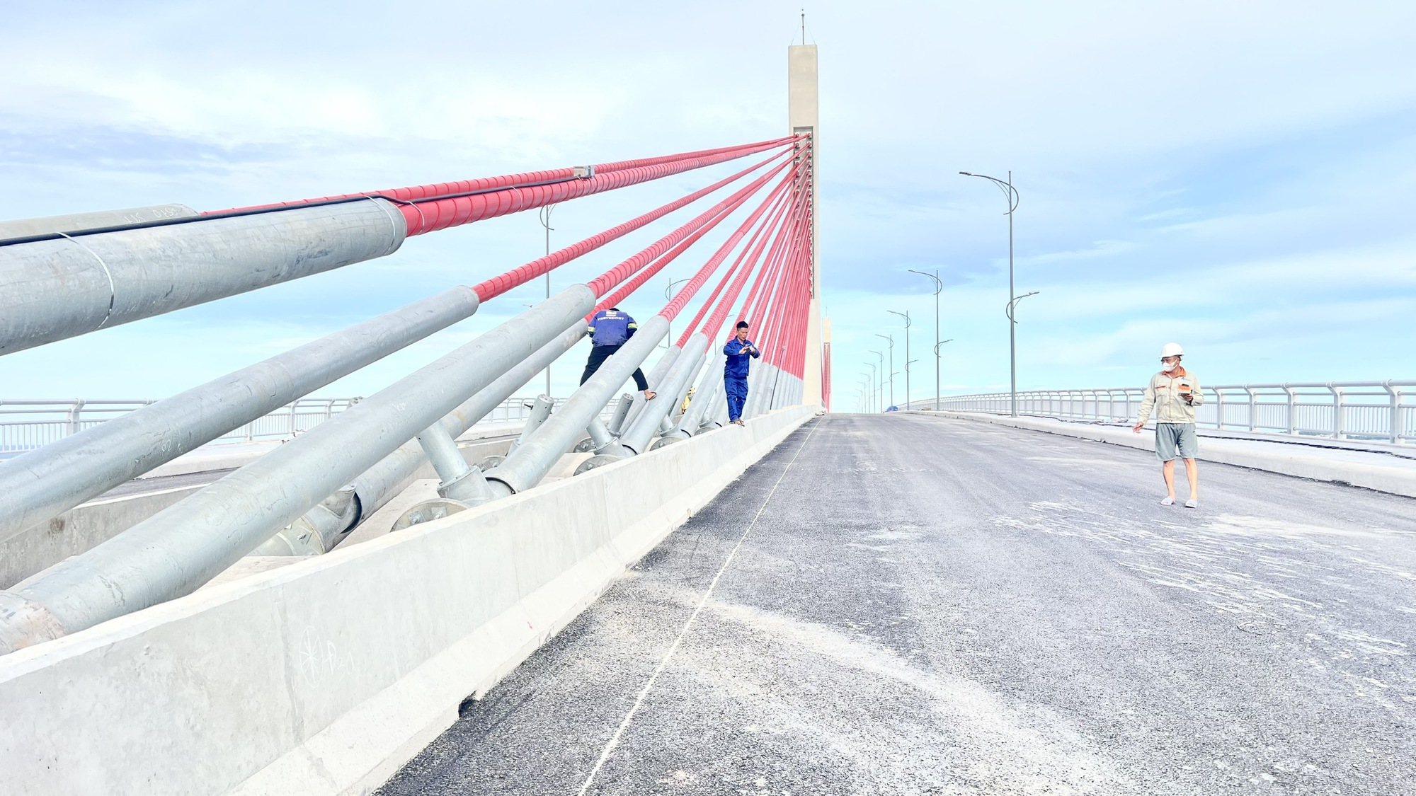 Chậm tiến độ 9 tháng, cầu vượt cửa biển lớn nhất miền Trung bây giờ ra sao? - Ảnh 10