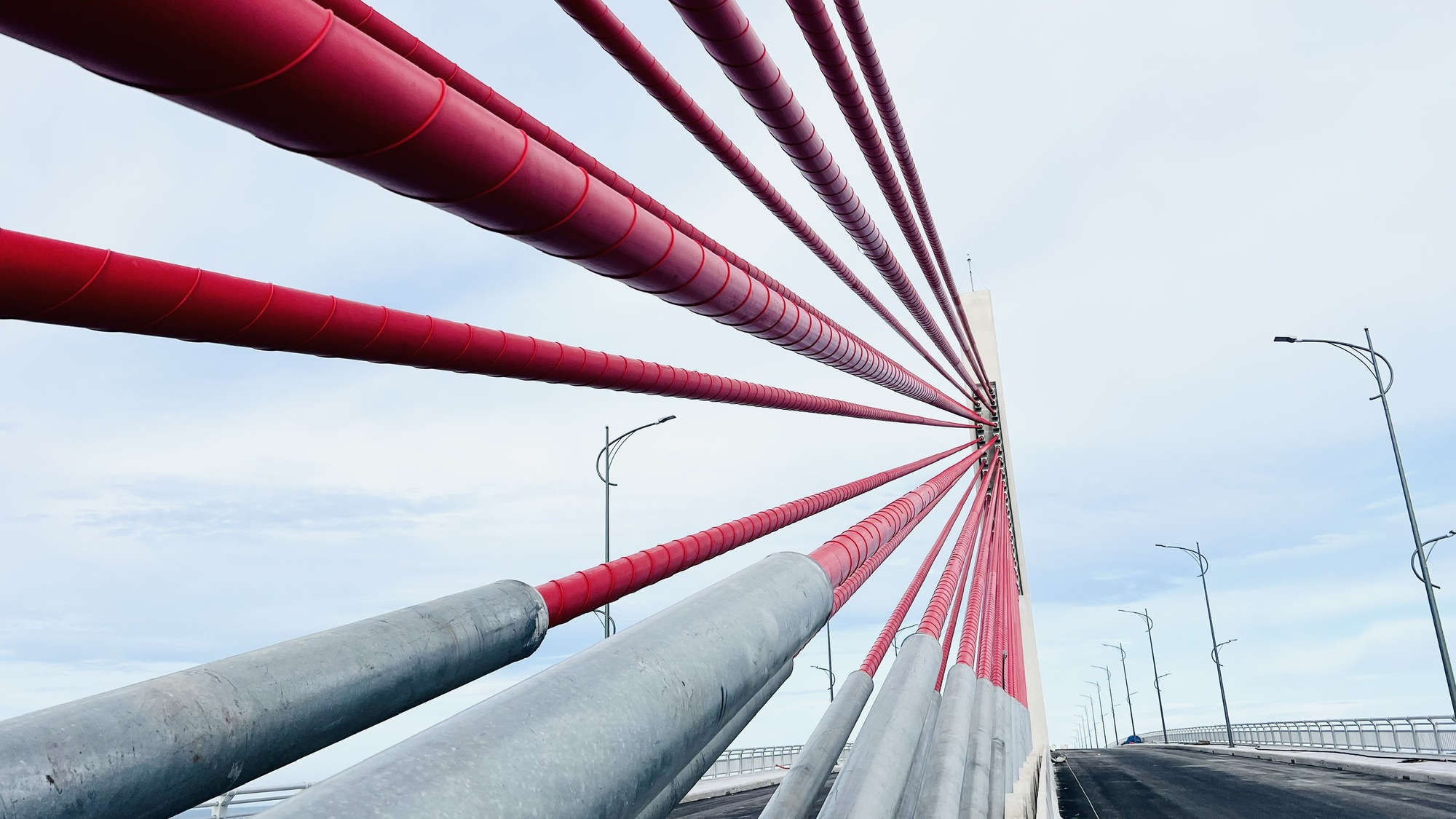 Chậm tiến độ 9 tháng, cầu vượt cửa biển lớn nhất miền Trung bây giờ ra sao? - Ảnh 7