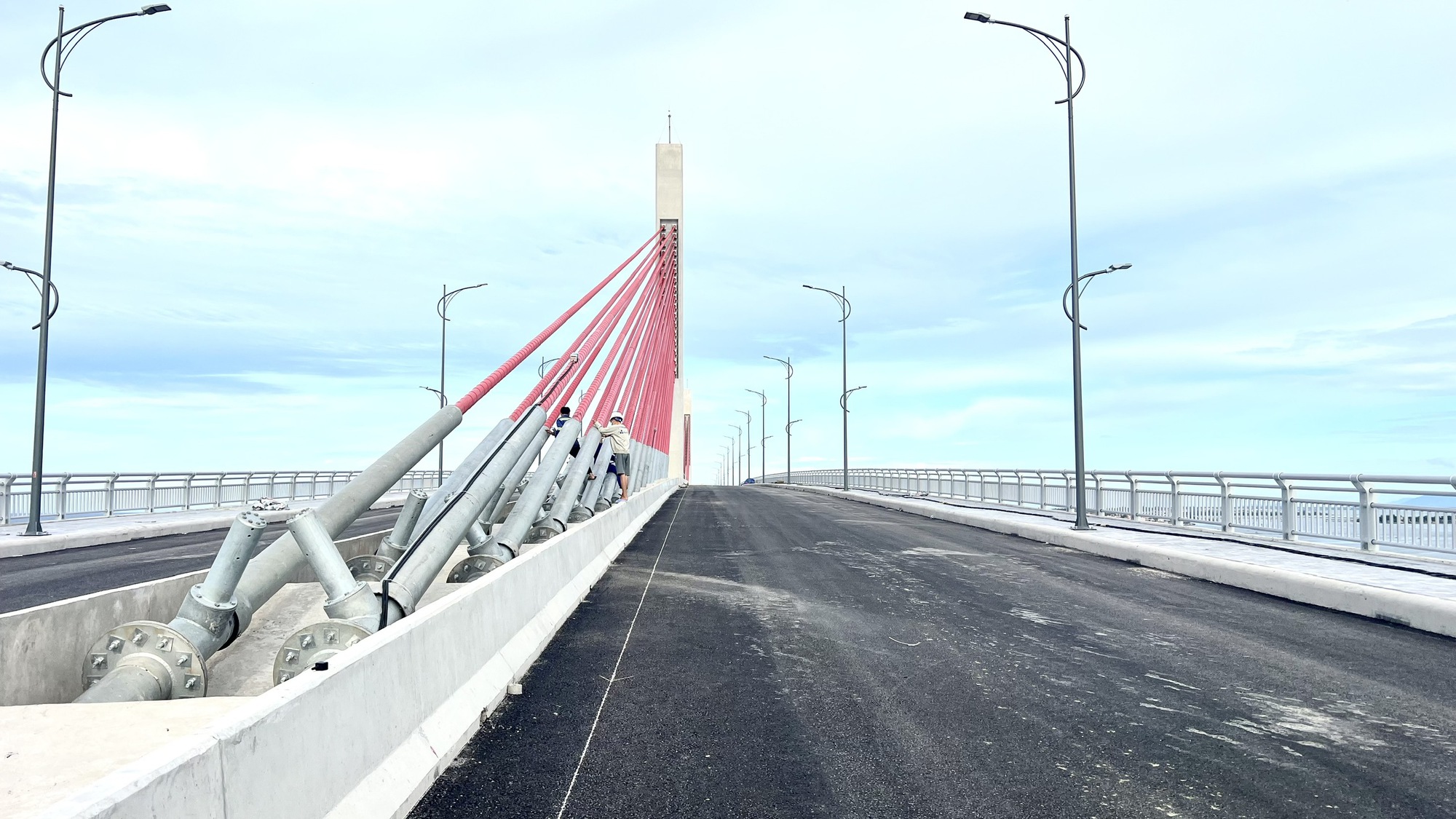 Chậm tiến độ 9 tháng, cầu vượt cửa biển lớn nhất miền Trung bây giờ ra sao? - Ảnh 11
