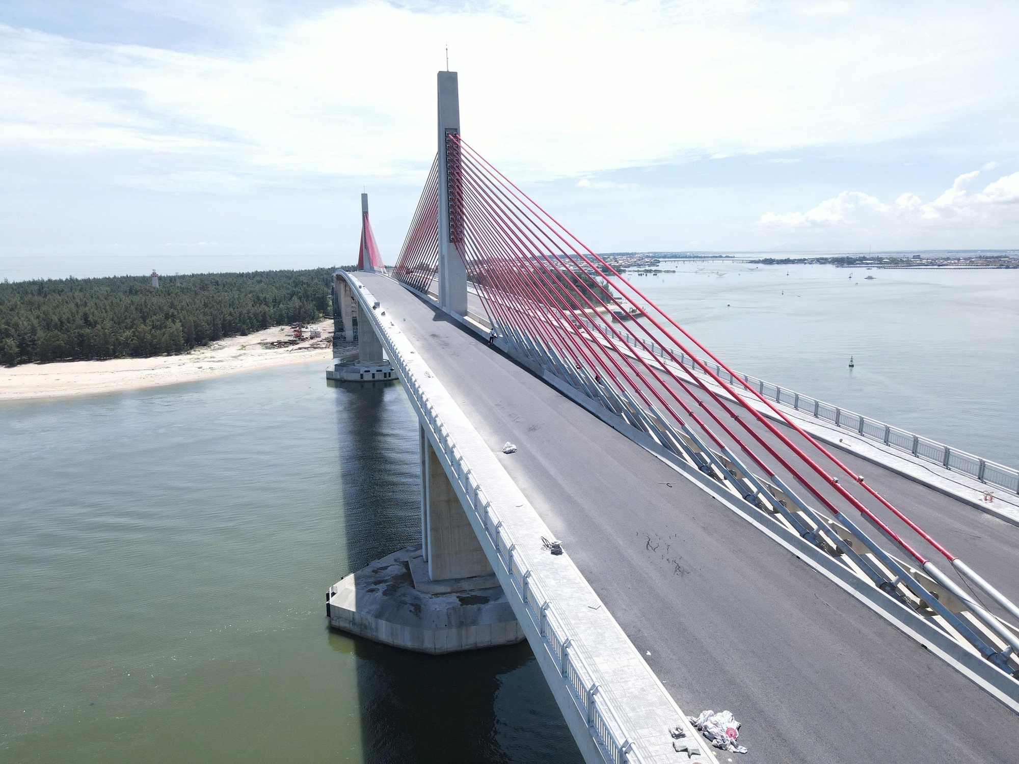 Chậm tiến độ 9 tháng, cầu vượt cửa biển lớn nhất miền Trung bây giờ ra sao? - Ảnh 4