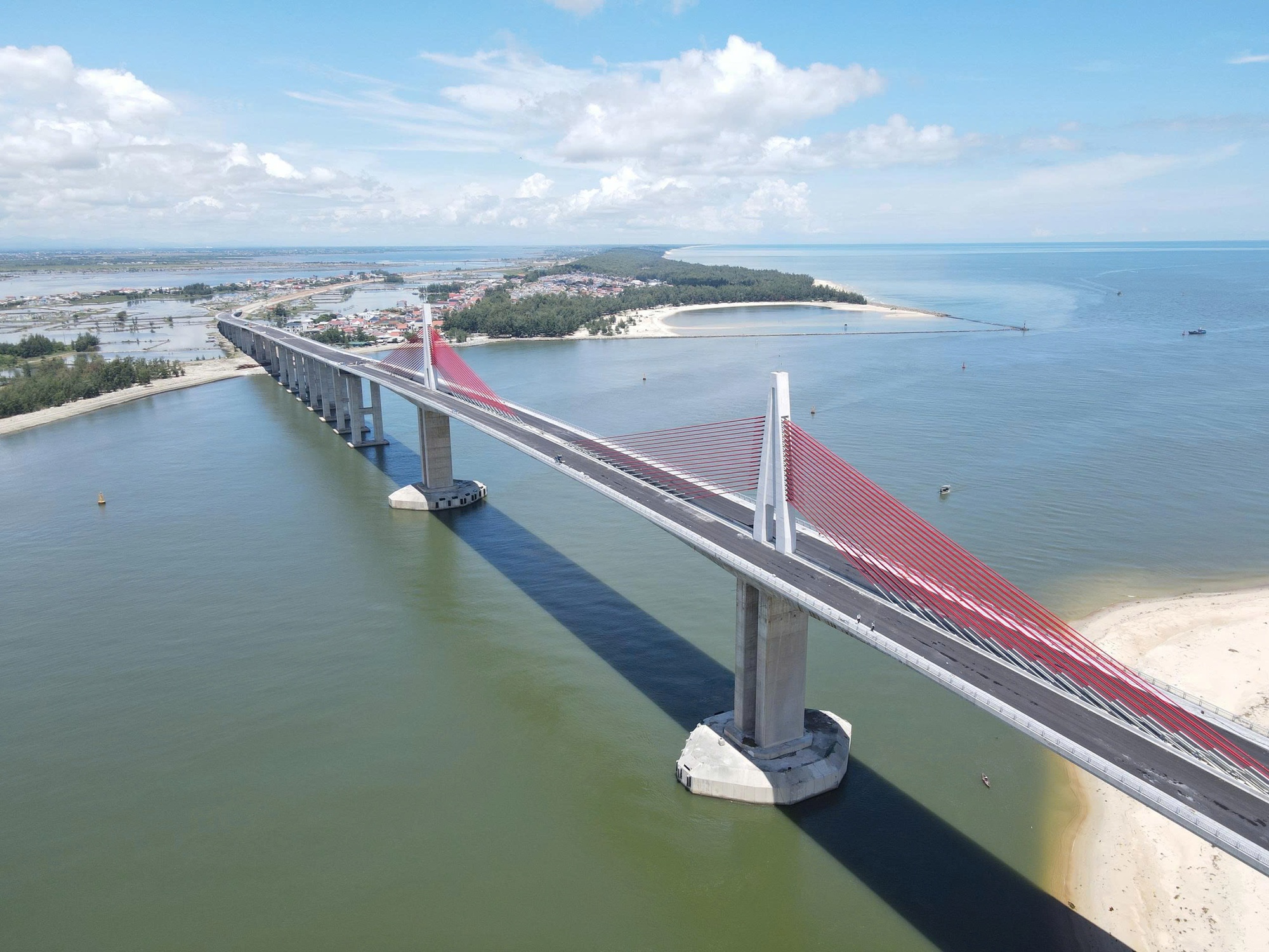 Chậm tiến độ 9 tháng, cầu vượt cửa biển lớn nhất miền Trung bây giờ ra sao? - Ảnh 1