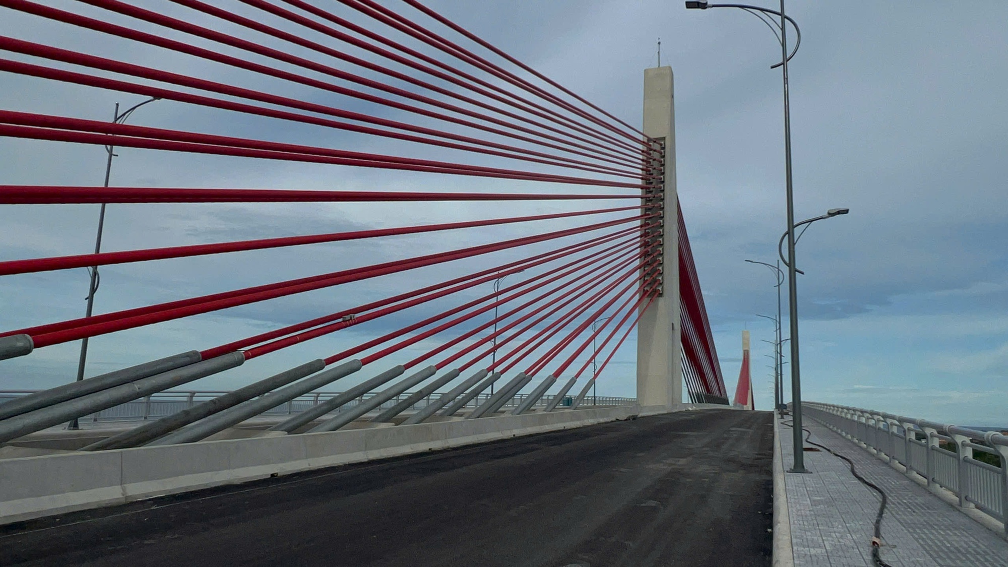 Chậm tiến độ 9 tháng, cầu vượt cửa biển lớn nhất miền Trung bây giờ ra sao? - Ảnh 5