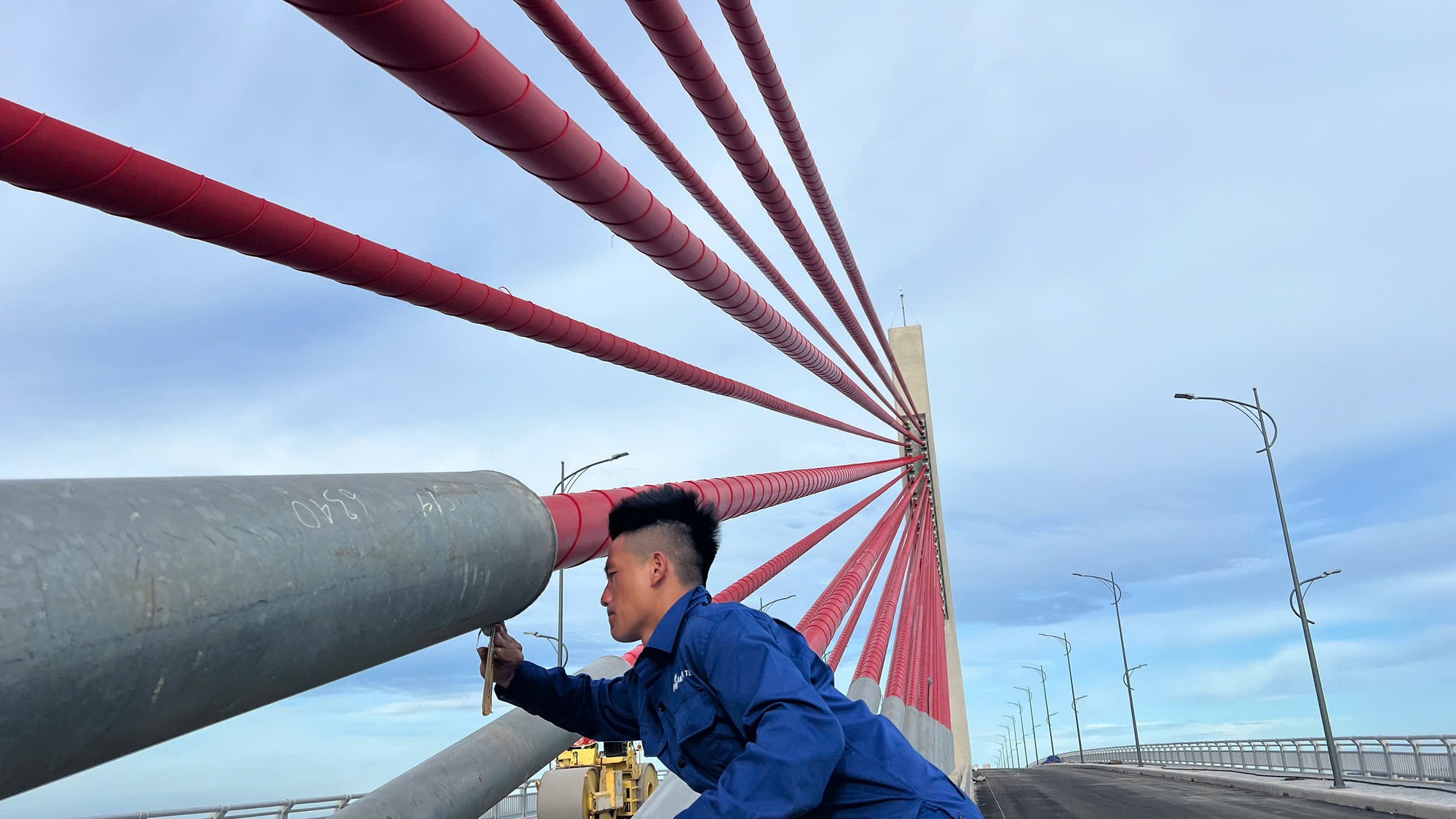 Chậm tiến độ 9 tháng, cầu vượt cửa biển lớn nhất miền Trung bây giờ ra sao? - Ảnh 2