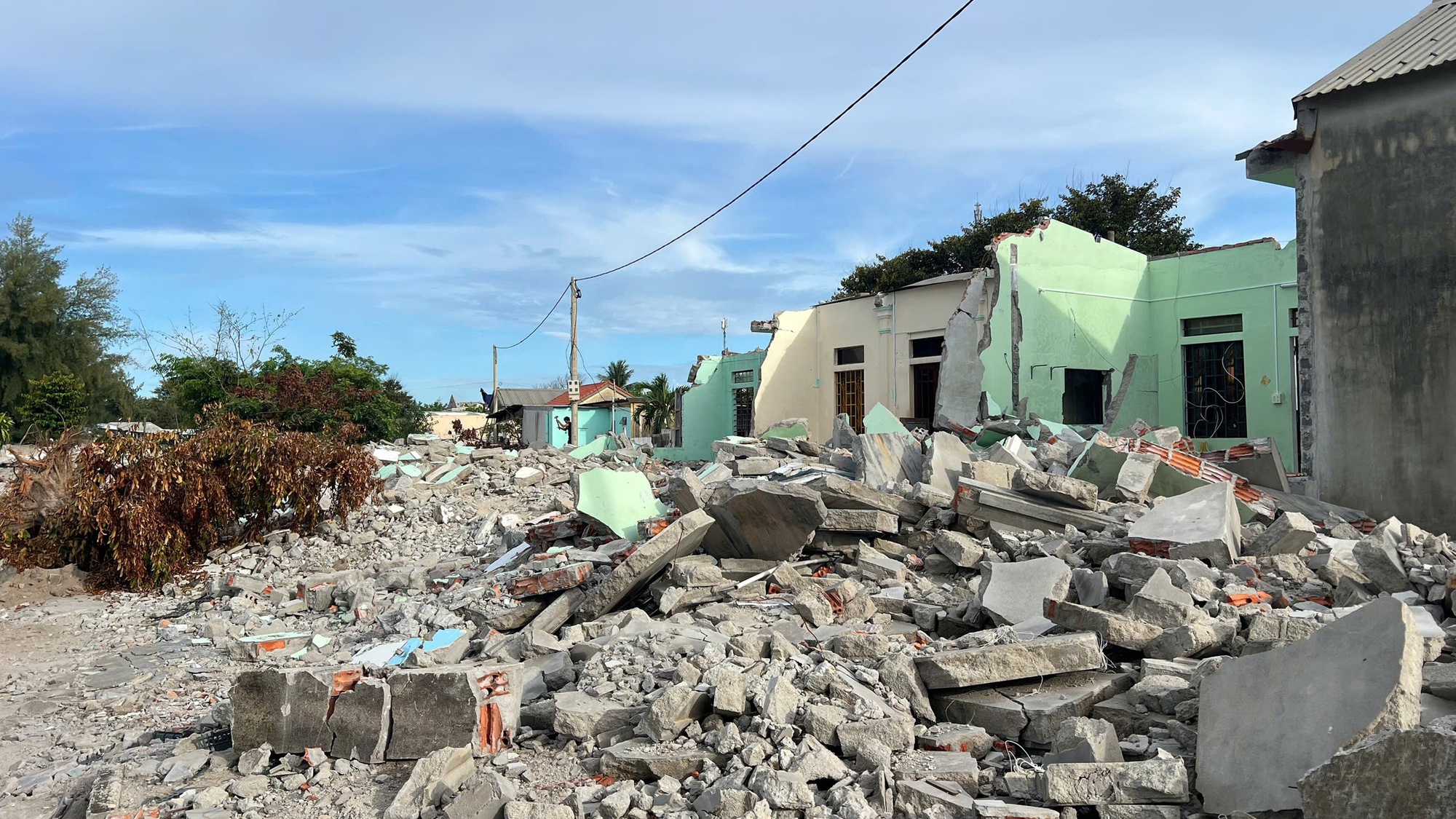 Chậm tiến độ 9 tháng, cầu vượt cửa biển lớn nhất miền Trung bây giờ ra sao? - Ảnh 12