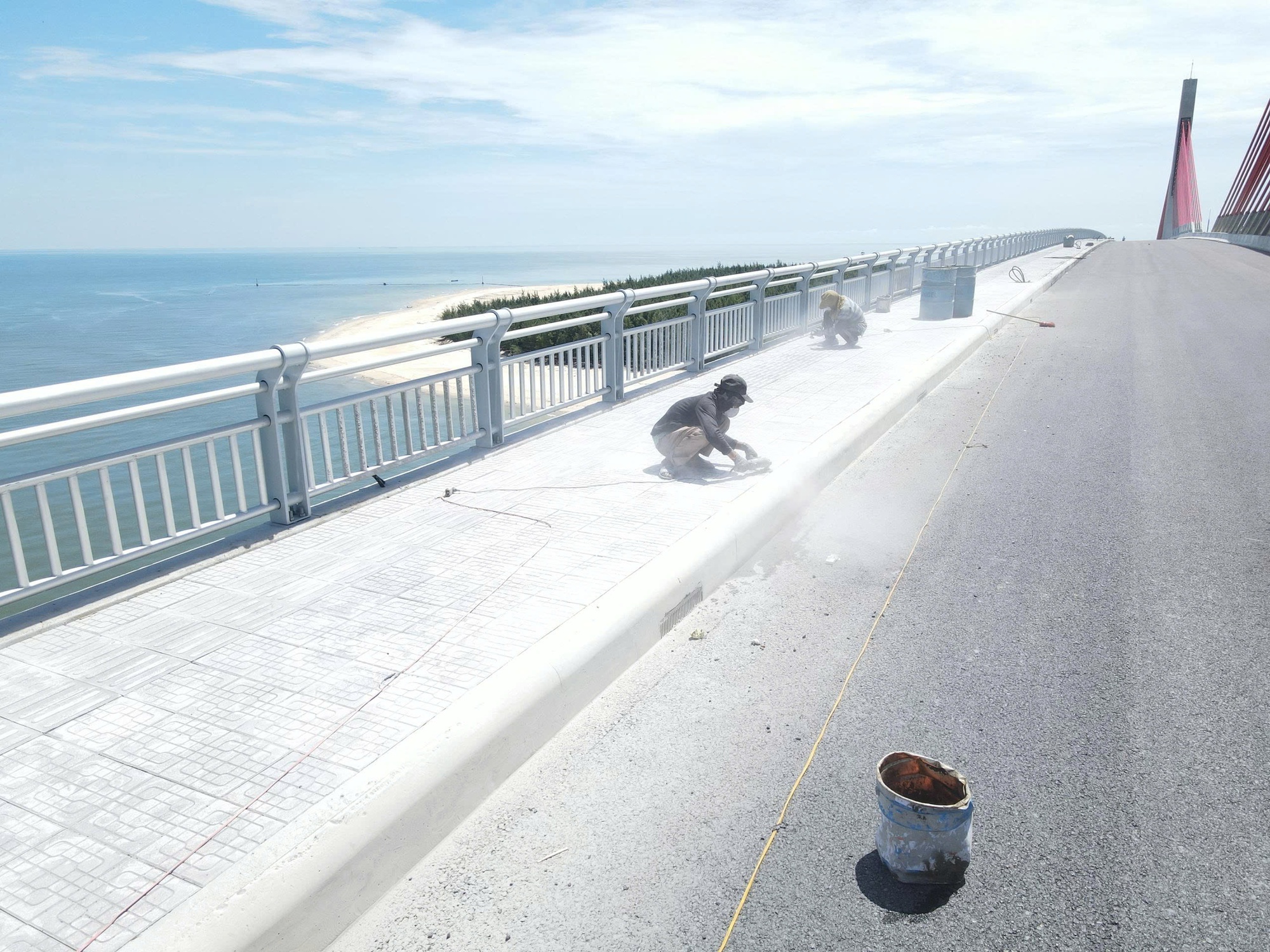 Chậm tiến độ 9 tháng, cầu vượt cửa biển lớn nhất miền Trung bây giờ ra sao? - Ảnh 6