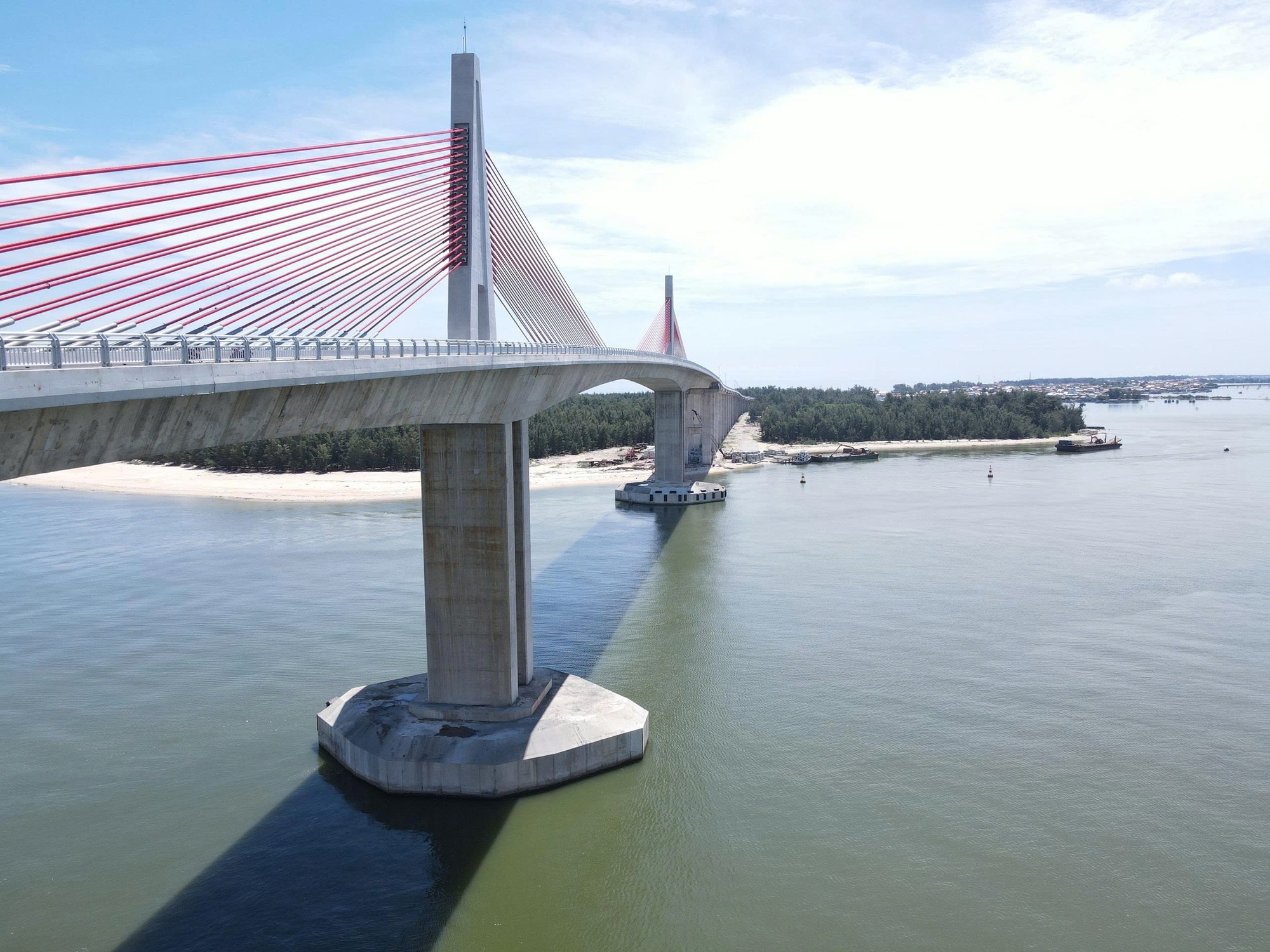 Chậm tiến độ 9 tháng, cầu vượt cửa biển lớn nhất miền Trung bây giờ ra sao? - Ảnh 8