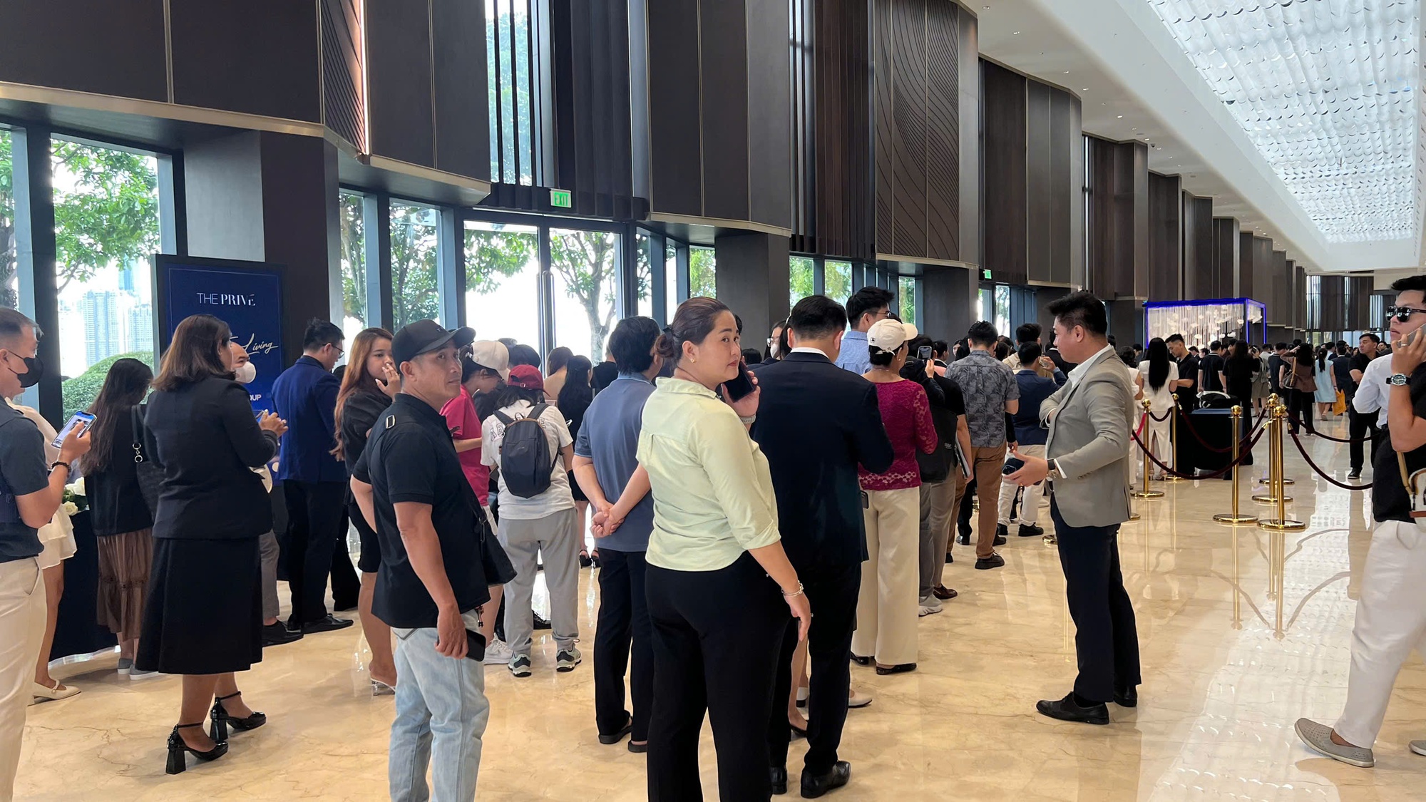 Phía sau những màn giành quyền mua căn hộ - Ảnh 1