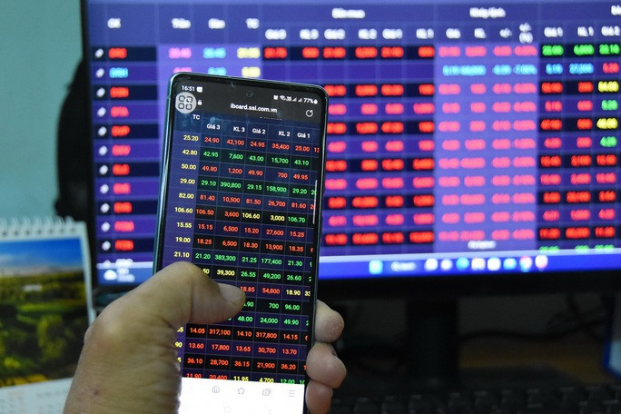 Cổ phiếu lớn 'xả vai', chứng khoán đầu tuần giảm mạnh - Ảnh 1