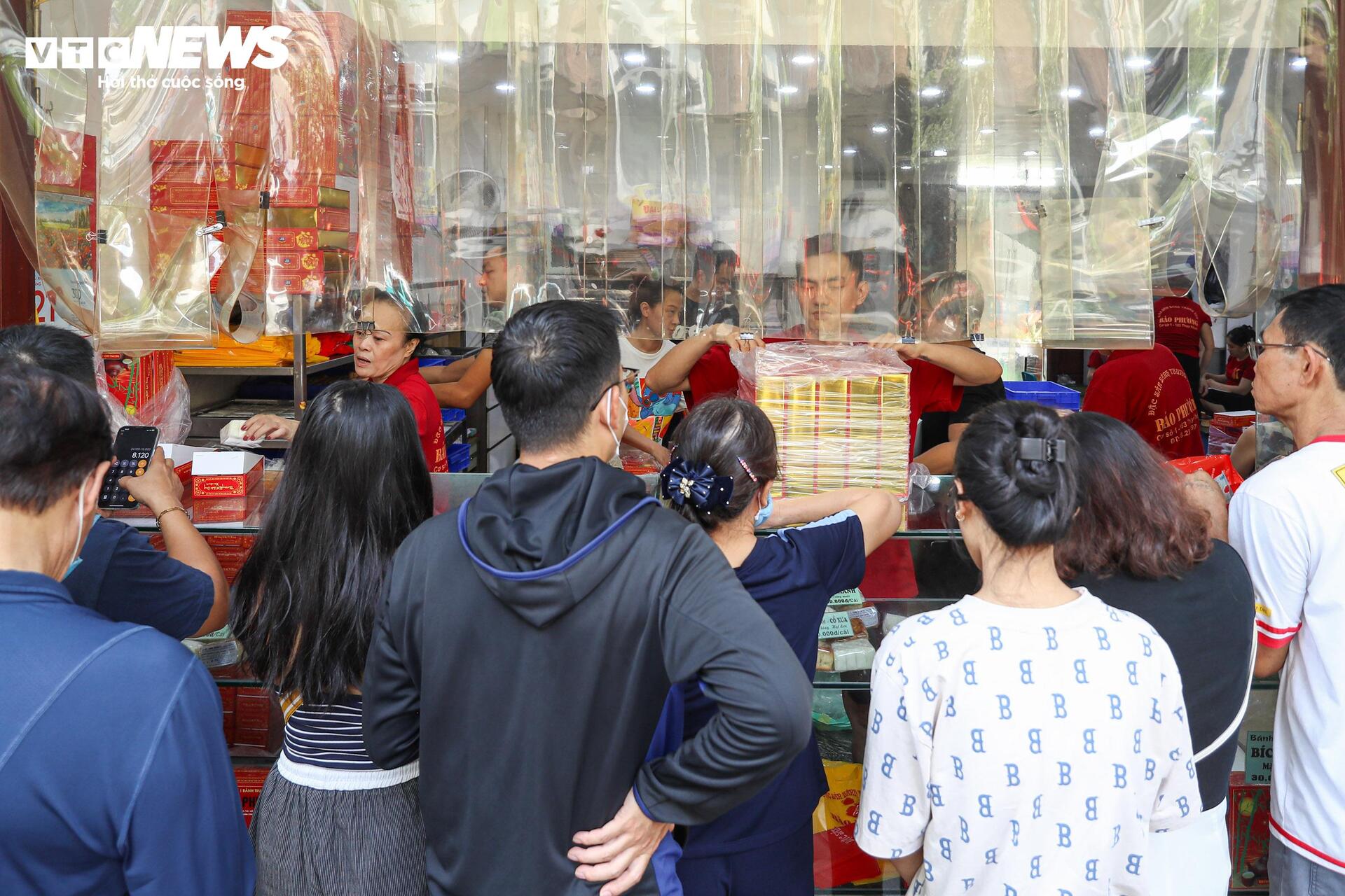 Người dân xếp hàng mua bánh Trung thu truyền thống ở Hà Nội - Ảnh 3