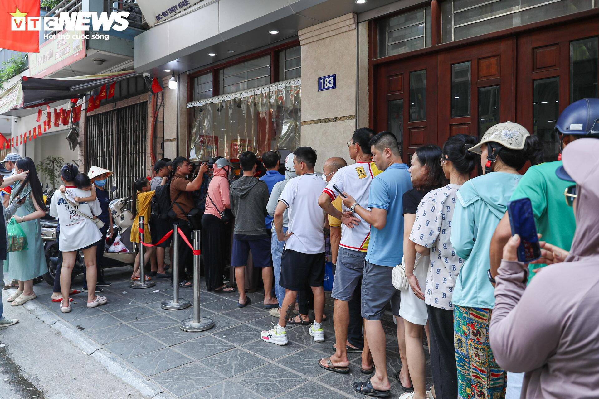 Người dân xếp hàng mua bánh Trung thu truyền thống ở Hà Nội - Ảnh 4