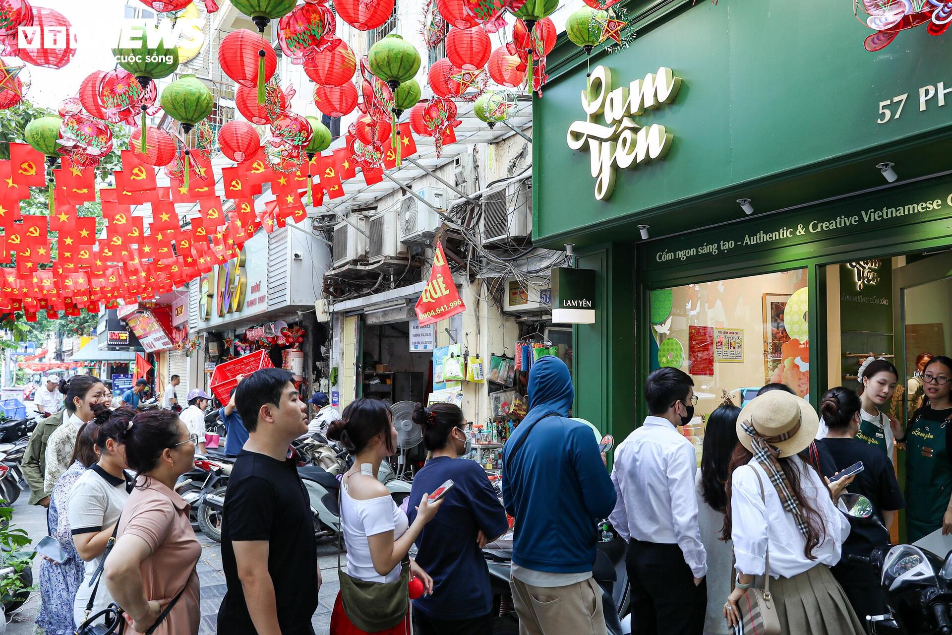 Người dân xếp hàng mua bánh Trung thu truyền thống ở Hà Nội - Ảnh 15