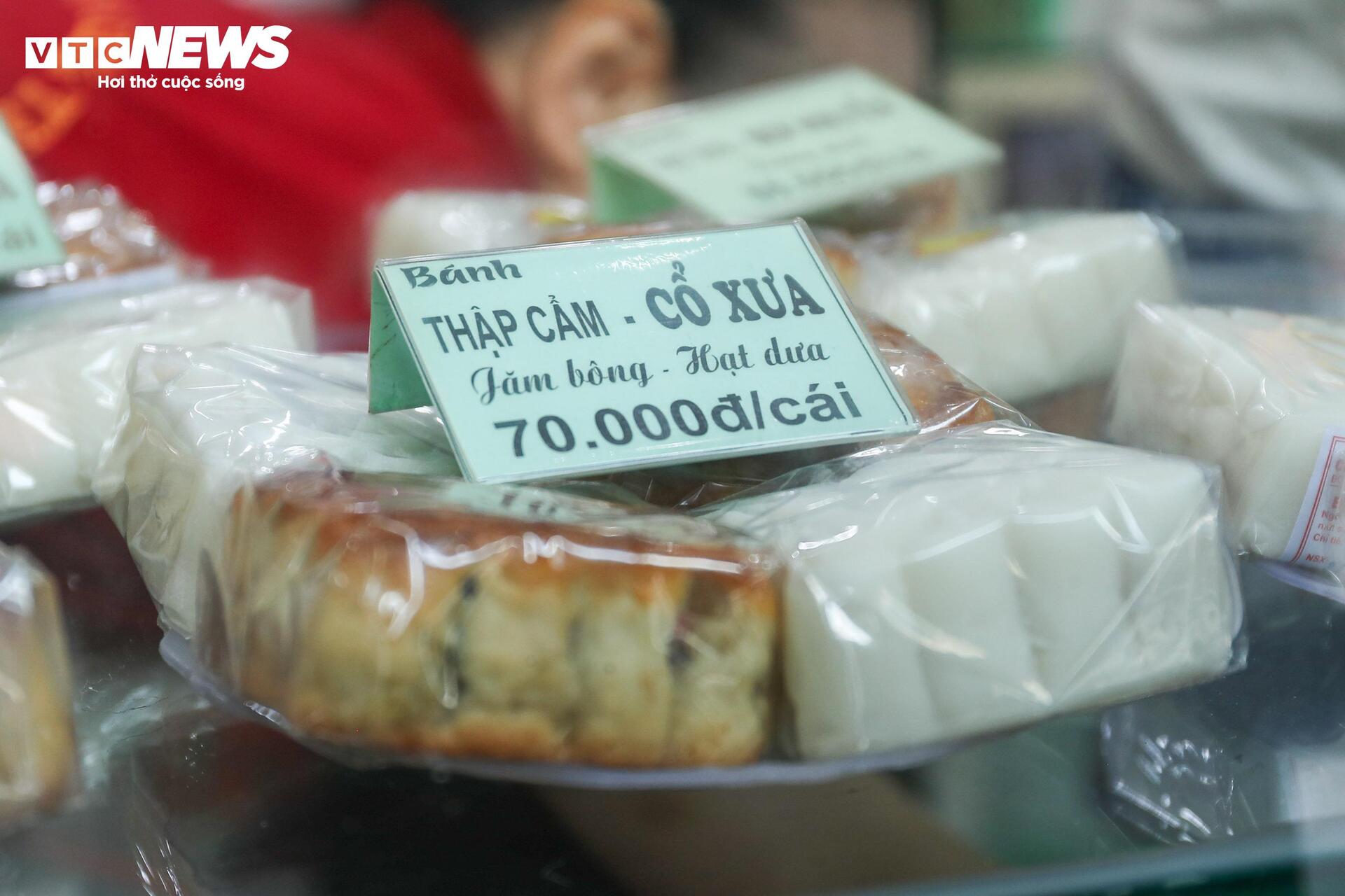 Người dân xếp hàng mua bánh Trung thu truyền thống ở Hà Nội - Ảnh 10