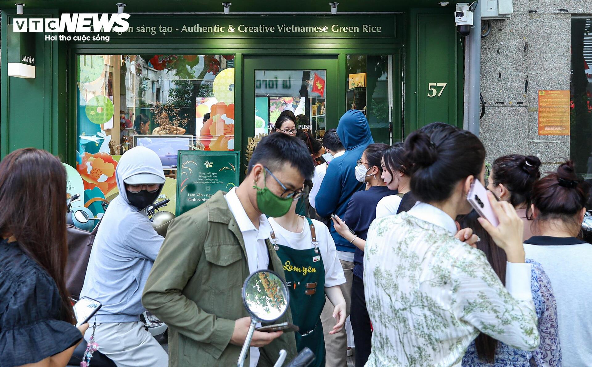 Người dân xếp hàng mua bánh Trung thu truyền thống ở Hà Nội - Ảnh 16
